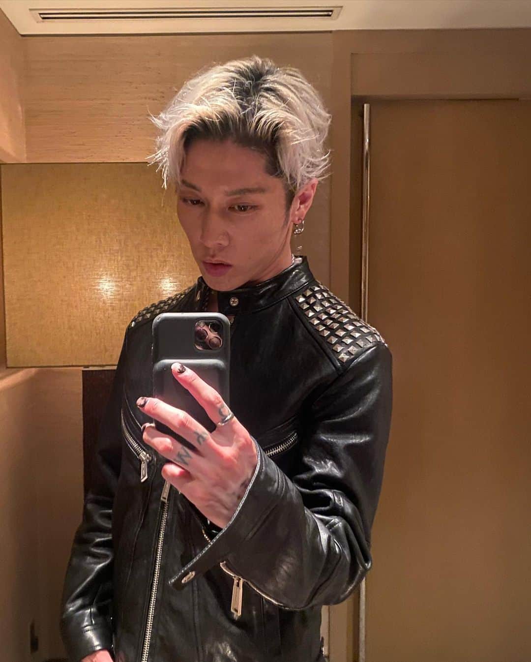 のインスタグラム：「How can I believe that it’s already May🤍🖤🕊✝️」