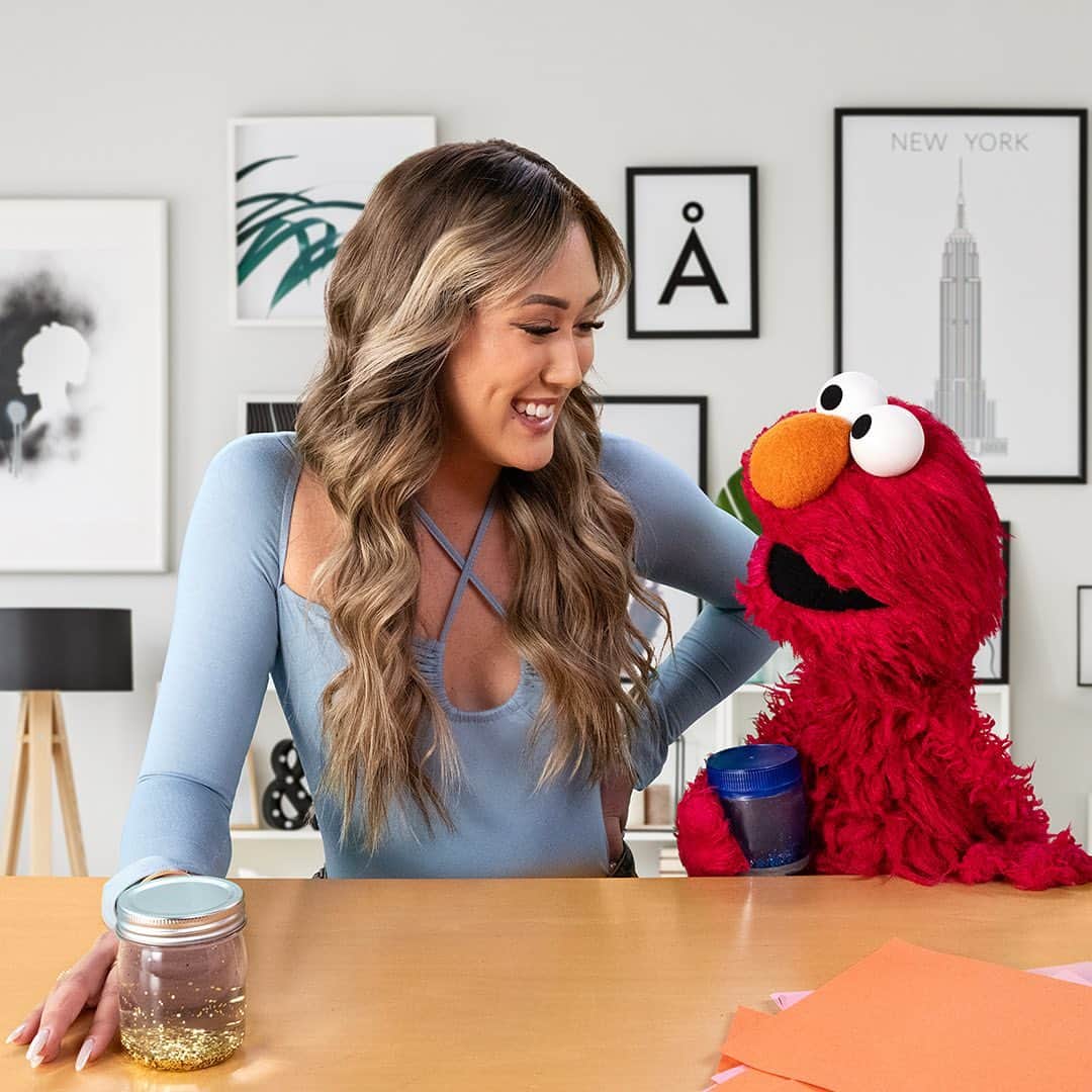 Lauren Riihimakiさんのインスタグラム写真 - (Lauren RiihimakiInstagram)「@elmo & I hold no responsibility for the glitter that may have been left (spilled) on @sesamestreet 🙃  our lil diy moment is live on YouTube (and yes, I am in fact still losing my mind about this) #ElmosMindfulnessSpectular」5月4日 0時33分 - laurdiy
