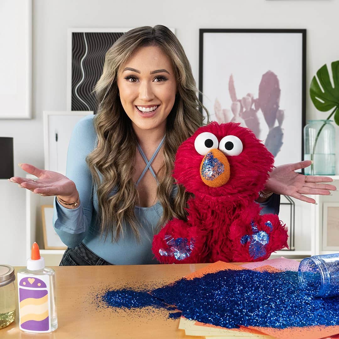 Lauren Riihimakiのインスタグラム：「@elmo & I hold no responsibility for the glitter that may have been left (spilled) on @sesamestreet 🙃  our lil diy moment is live on YouTube (and yes, I am in fact still losing my mind about this) #ElmosMindfulnessSpectular」