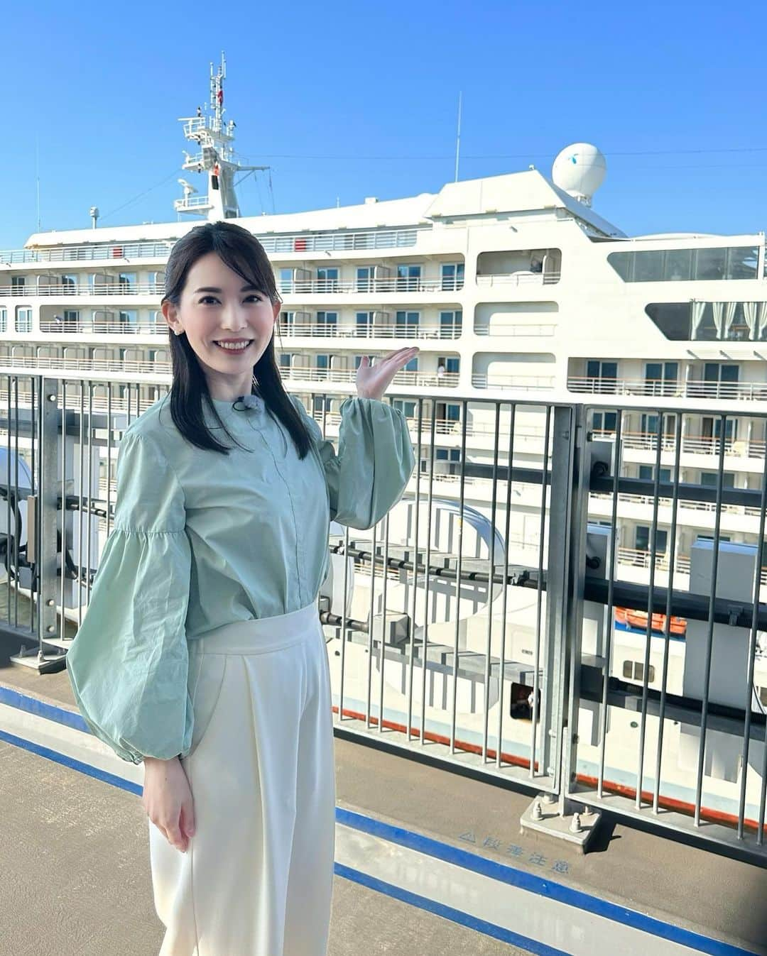 早川茉希のインスタグラム：「🛥⚓️ テレ東「Tokyoほっと情報」で放送された 東京国際クルーズターミナル🎥  去年のロケで船上から眺めたターミナルの内部を 今回取材できて嬉しかった❣️  2020年のコロナ禍に開業し 今年3月、待望の国外クルーズ船が初入港🛥✨  この日も大きなクルーズ船が寄港し、 オーストラリアやイギリスなどから訪れた 沢山の乗客が東京観光へ向かいました🎵  何が一番楽しみか尋ねると、 富士山や渋谷スクランブル交差点、 六義園など様々🗼🗻  東京の新たな玄関口、 東京国際クルーズターミナルは 広々綺麗で皆さんに好評でした🫶🏻  初めて英語インタビューに挑戦でき お天気にも恵まれて とっても気持ち良いロケでした🥰🛥  #tokyoほっと情報 #テレビ東京 #東京都 #tokyo #東京国際クルーズターミナル #インバウンド #リポーター #ロケ #クルーズ船 #クルーズ旅行 #いつか行ってみたい #アナウンサー  Tops/ @girlishhf  Pants/ @soeju_official」