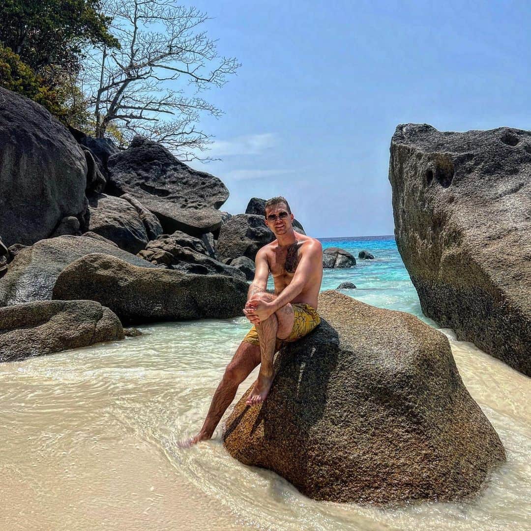 エゴール・ザクロエフのインスタグラム：「Хотя бы раз в жизни стоит побывать на Симиланских островах 😍」