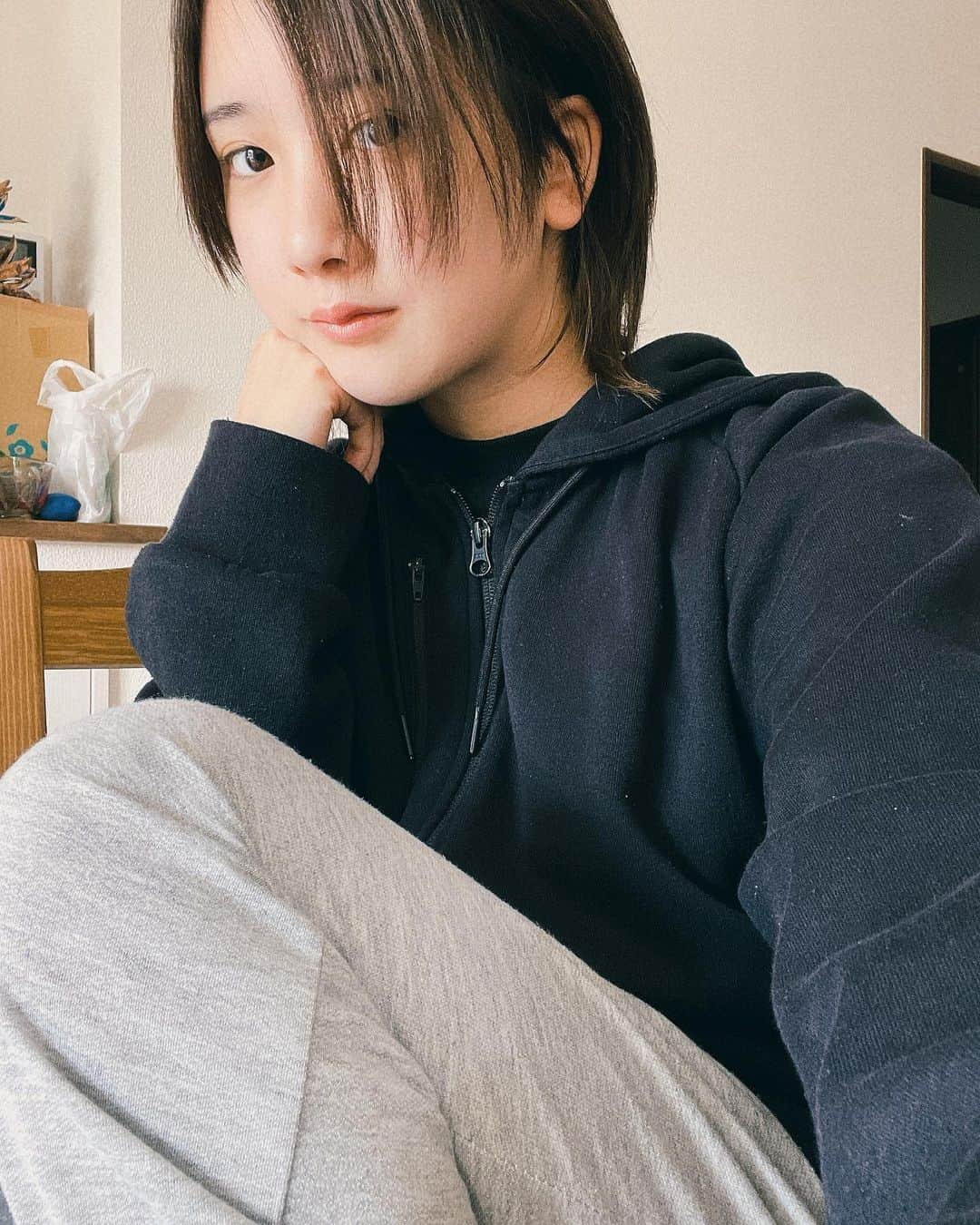 湯木慧さんのインスタグラム写真 - (湯木慧Instagram)「ニューヘアなのです。広めの前髪というか、ウルフカットというか( •̅_•̅ )」5月4日 0時48分 - yukiakirart