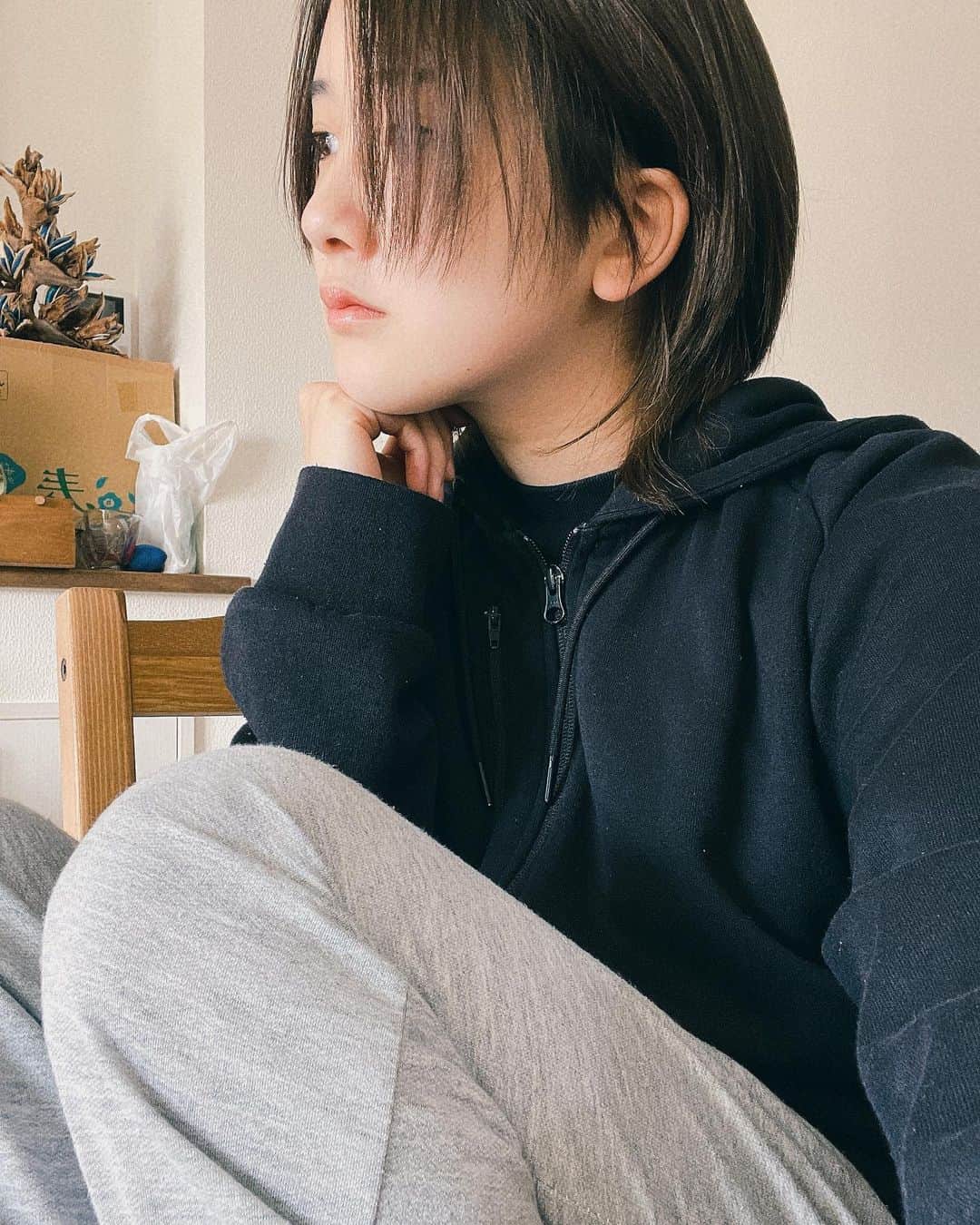 湯木慧さんのインスタグラム写真 - (湯木慧Instagram)「ニューヘアなのです。広めの前髪というか、ウルフカットというか( •̅_•̅ )」5月4日 0時48分 - yukiakirart