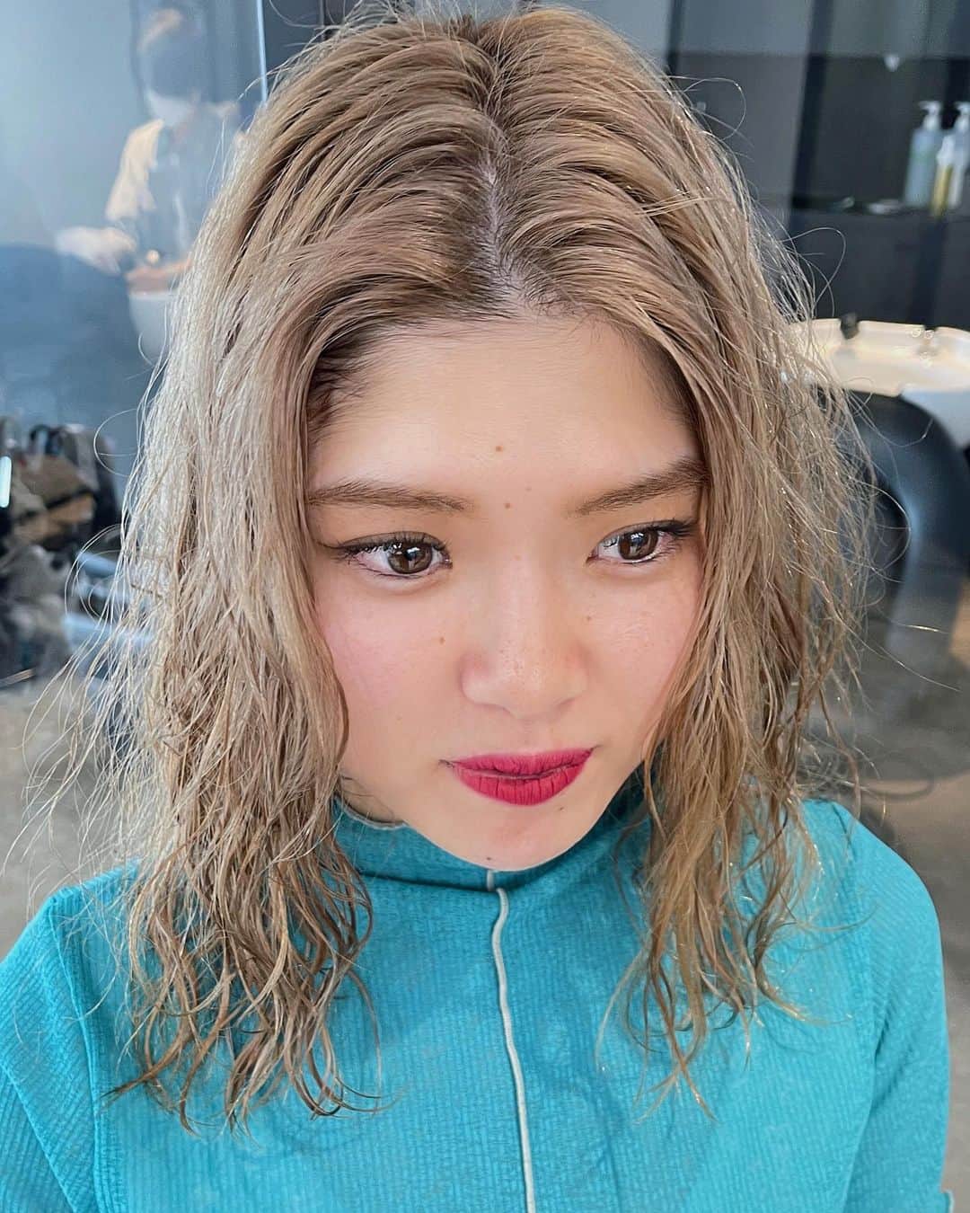 時田健太のインスタグラム：「ブリーチしてからのパーマと王道ベージュ  #ブリーチパーマ #ハイトーンパーマ #ベージュ #ミルクティーベージュ #ブリーチパーマ原宿  #」