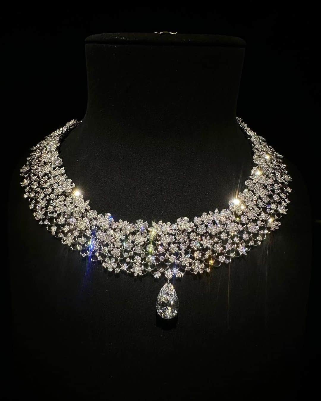 髙田麻紀子のインスタグラム：「❤︎ . @dior  High Jewelry Tour💎  @victoiredecastellane   アートのように美しく、ずっと眺めていたかった💚💙💛🧡  #villadior #villadior2023 #diorhighjewelry #highJewelry」