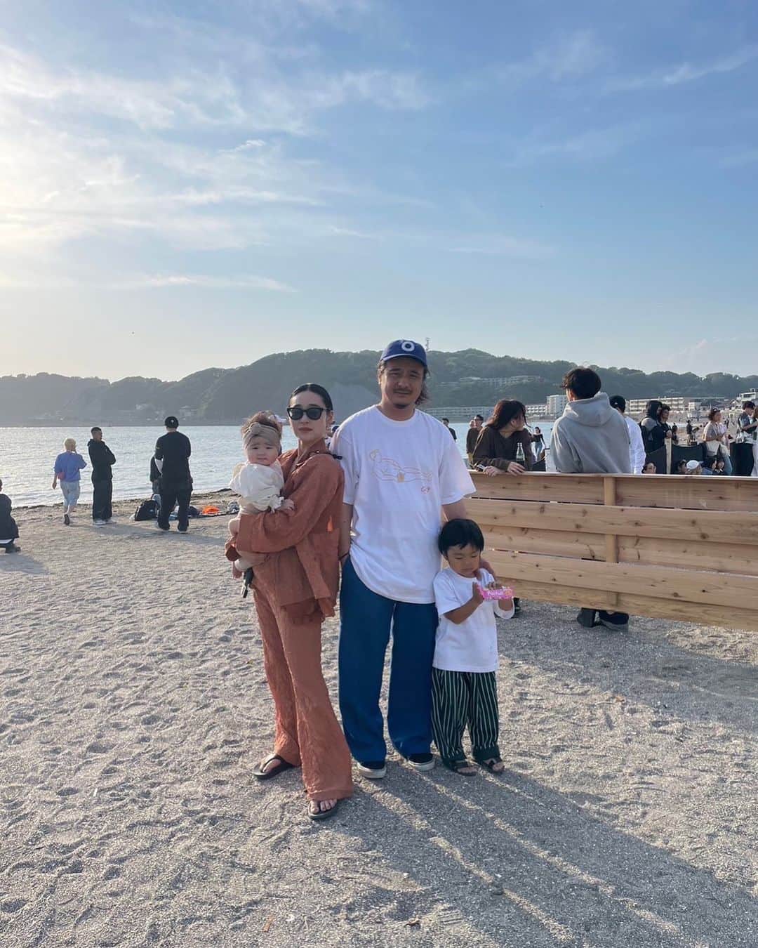 のインスタグラム：「【逗子映画祭】  久しぶりのFamily Photo📸  多国籍感満載🌍  (とくに娘  #逗子映画祭 #逗子海岸 #海 #小旅行 #GW #ゴールデンウィーク #家族写真 #景色と見る景色  #季節と感じる季節」