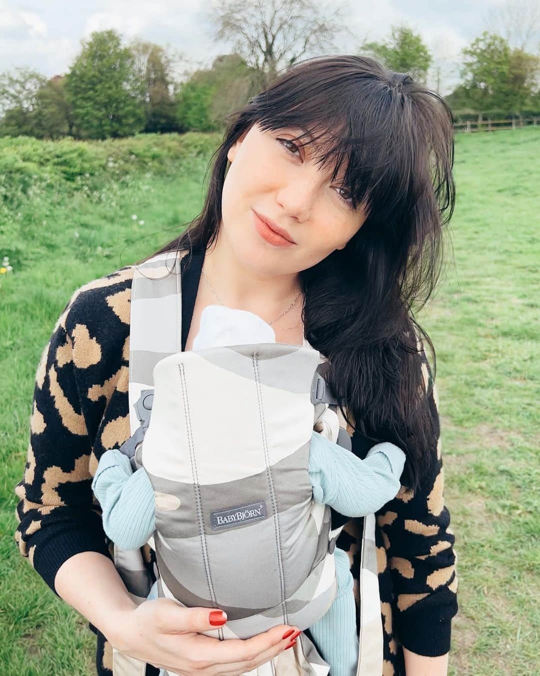 デイジー・ロウのインスタグラム：「Ivy & I have been LOVING babywearing our @babybjorn in the newest prints of the Baby Carrier Mini.   I love having Ivy close to my heart, and being hands-free. It’s given me so much more freedom which feels like such a gift 4 weeks into my mum hood.   This year the brand is celebrating 50 years, and 50 million babies have now loved being carried with @BabyBjörn just like this! #50yearsofcloseness #babybjorn」