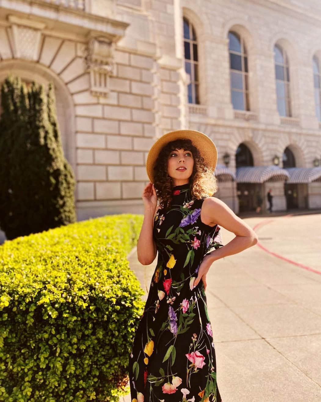 Ted Bakerのインスタグラム：「Sun's out, florals out. @_stephkelly #TedBaker #Occasion」
