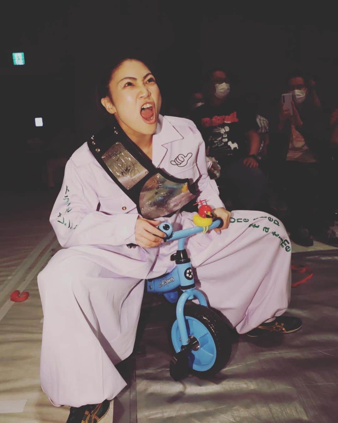 本間多恵さんのインスタグラム写真 - (本間多恵Instagram)「🛵💨💨💨  雄を作るとかいて雄作。 大阪で暴れてやったぜ  #乱丸フェスタ  とんでもねぇーな!!!  愛車で入場だ。 ひよってるやついねぇーよな？！  #wrestler #luchadora #男装  #大阪 #love」5月4日 1時03分 - taehonma