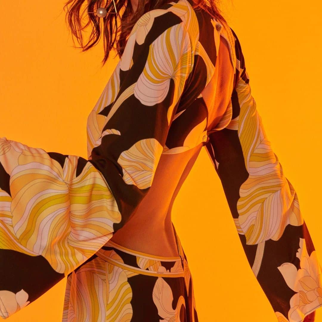 のインスタグラム：「Robe longue GENTILA en jersey à manches pagodes, ajourés graphiques et décolleté dans le dos. ** GENTILA long dress in jersey with pagoda sleeves, graphic openwork and back neckline.  #LEONARD #LEONARDPARIS #LeonardSS23 #SS23 #SpringSummer23」