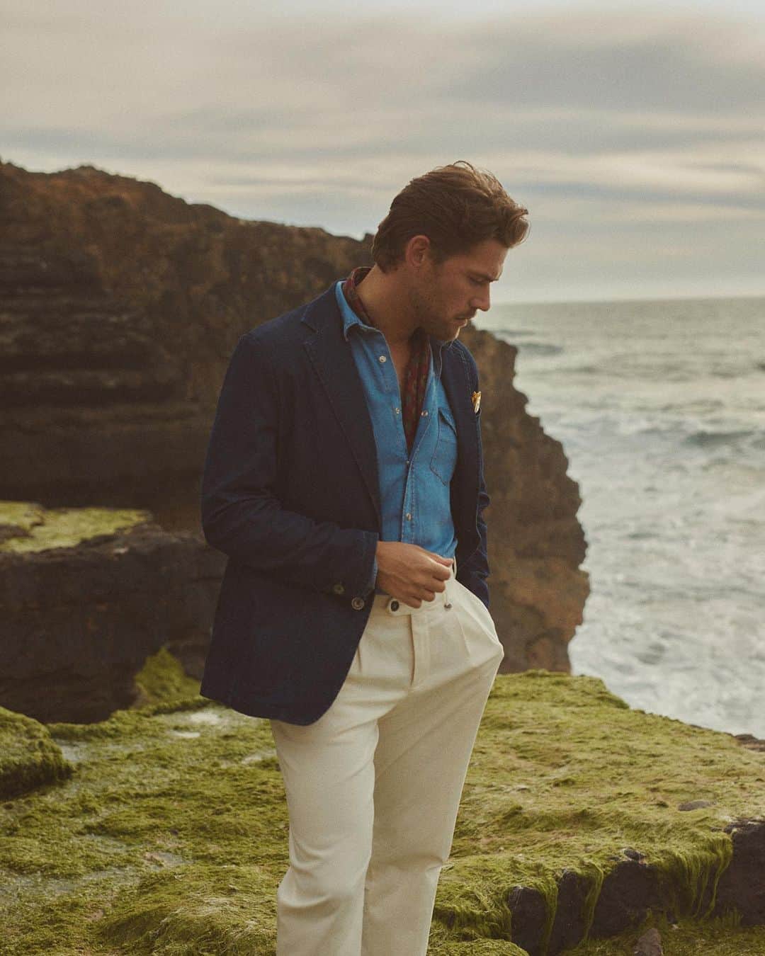 カナーリのインスタグラム：「@canali celebrates the 150th anniversary of denim by reinterpreting it with a sartorial approach. A celebration of fabrics, shapes and details combined with the excellence of Made in Italy. I'm really happy to be a part of this wonderful project which shows handcrafted garments as it's best.  Mi Piace! #Canali1934 #CanaliSS23 📷 @marieschmidtcom」