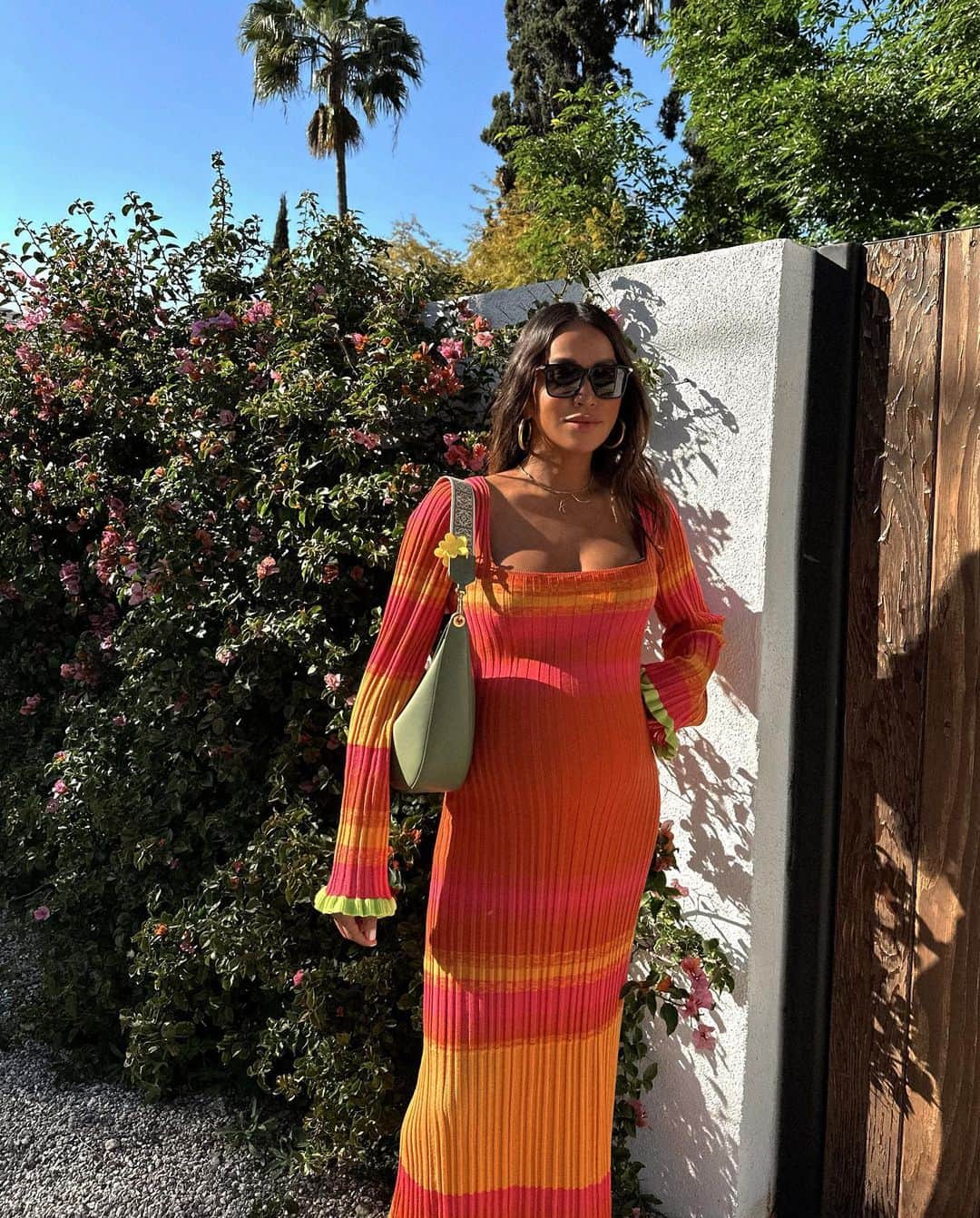 ジュリー・サリニャーナのインスタグラム：「Baby bump in color 🌸🍬🍡  Wearing: @allthingsmochi dress Loewe bag  @alohas sandals  #maternitystyle」