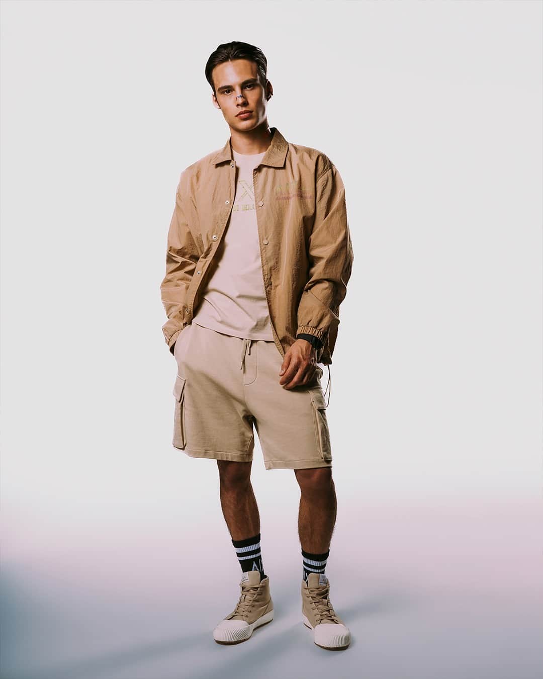 ジョルジオアルマーニさんのインスタグラム写真 - (ジョルジオアルマーニInstagram)「Desert vibes all summer long⁣ ⁣ Natural colors with reflective touches of blue and white and iridescent details: discover A|X Armani Exchange latest pieces⁣ ⁣ Photo @doppia.a⁣ Model @louis.baines」5月4日 1時10分 - armaniexchange