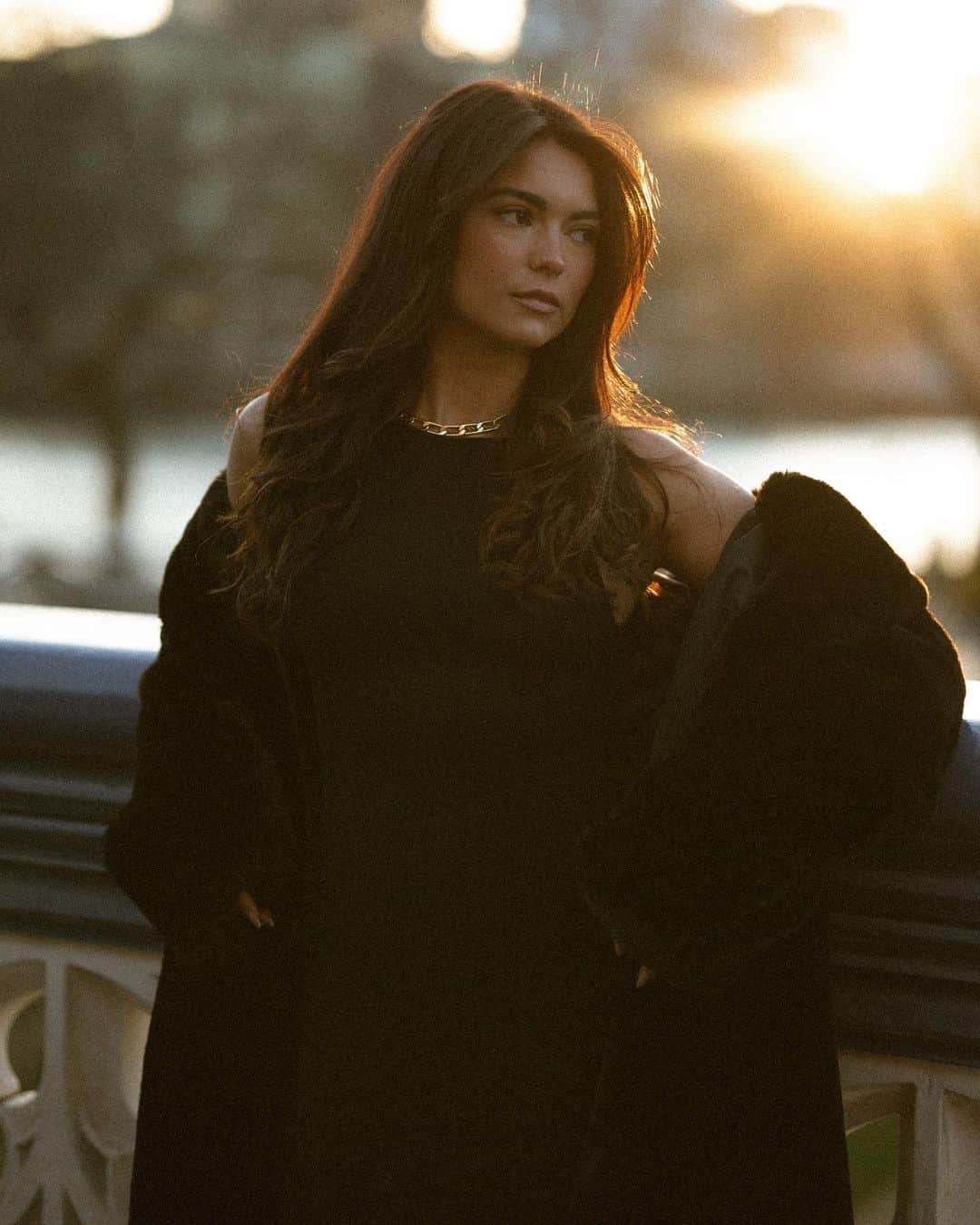 キラ・サントーロのインスタグラム：「Golden hour in London with @andrea.esteva 💛」