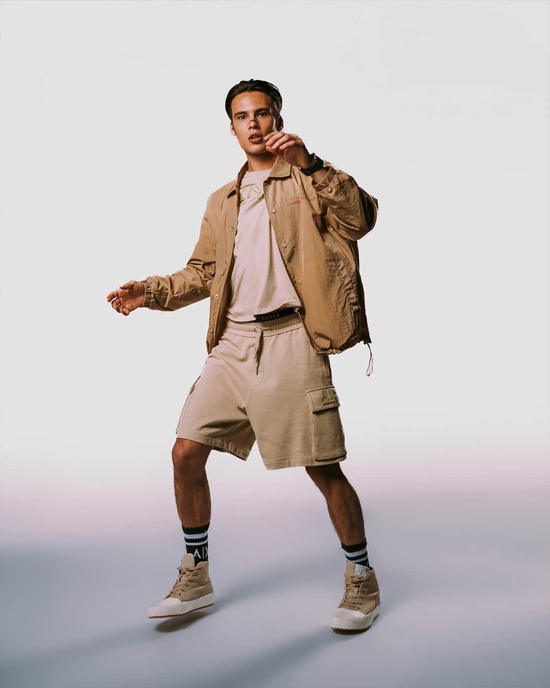ジョルジオアルマーニのインスタグラム：「Desert vibes all summer long⁣ ⁣ Natural colors with reflective touches of blue and white and iridescent details: discover A|X Armani Exchange latest pieces⁣ ⁣ Photo @doppia.a⁣ Model @louis.baines」