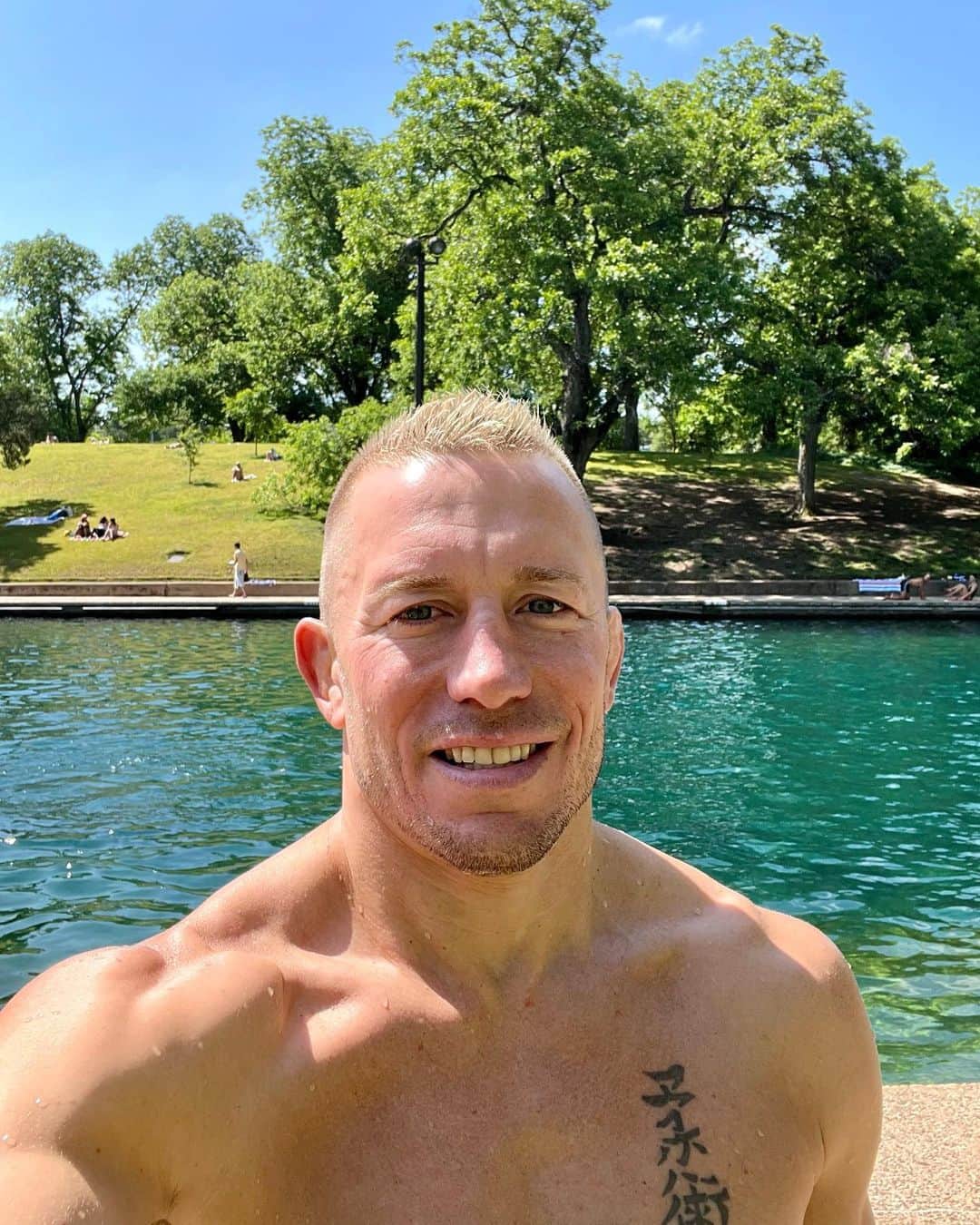 ジョルジュ・サンピエールのインスタグラム：「I don't have an ice bath here so I went for a dive in the river.」