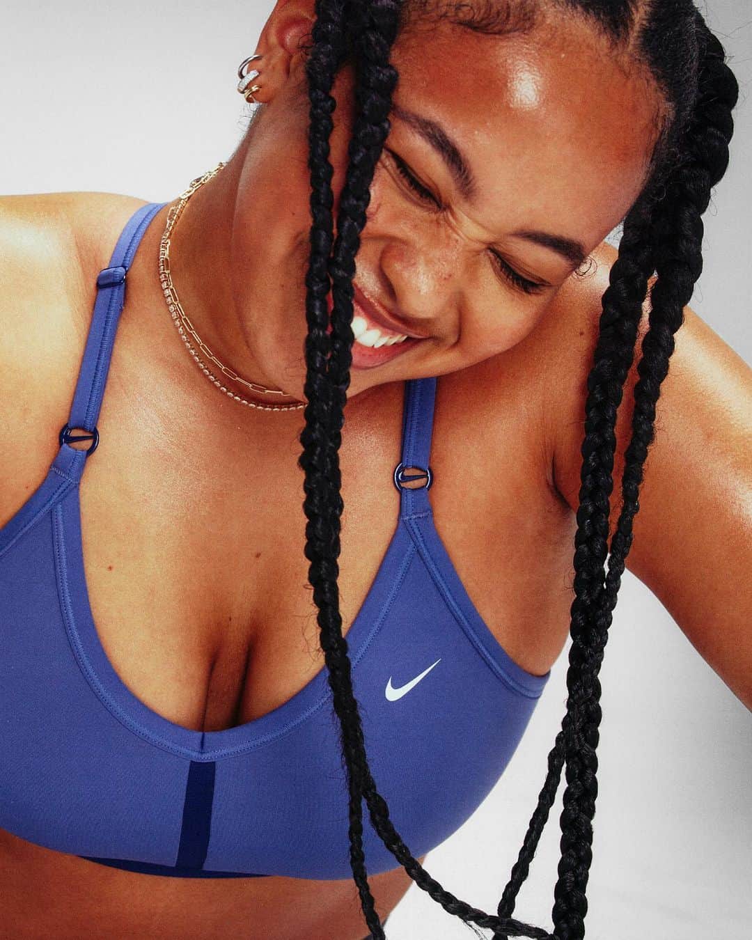 Nike Womenさんのインスタグラム写真 - (Nike WomenInstagram)「Explore the world of Nike Bras 🕵️‍♀️ Created by experts with decades of experience, our bras were designed to give you options on options. From sizes that range from XS-4X, cups A-G, plunging necklines, natural silhouettes, and compressive support — we've got what your bra drawer has been asking for ✨  Find the bra that was Engineered to Feel More You in our Bra IG Shop 💥」5月4日 1時17分 - nikewomen