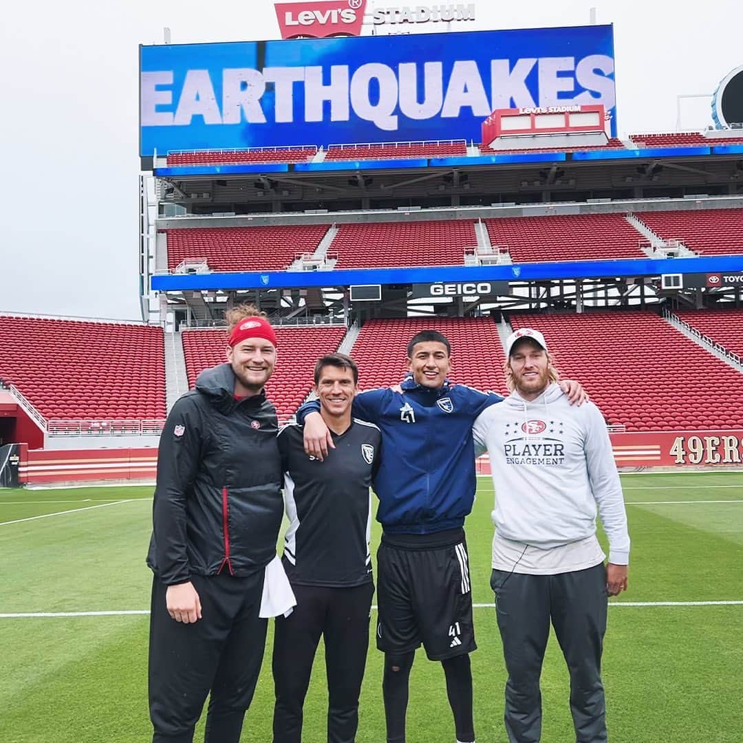 サンフランシスコ・フォーティナイナーズのインスタグラム：「Fútbol meets Football. 🏈⚽️」