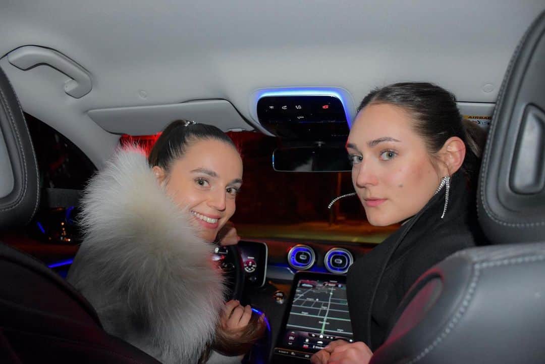 ポーリーヌ・シェーファーのインスタグラム：「Speedin' down that 101 highway. Movin' too fast, couldn't see the place.  But you see that look on my face, so you know what it is.  Pedal to the metal, all gas, no brake. 🔒」