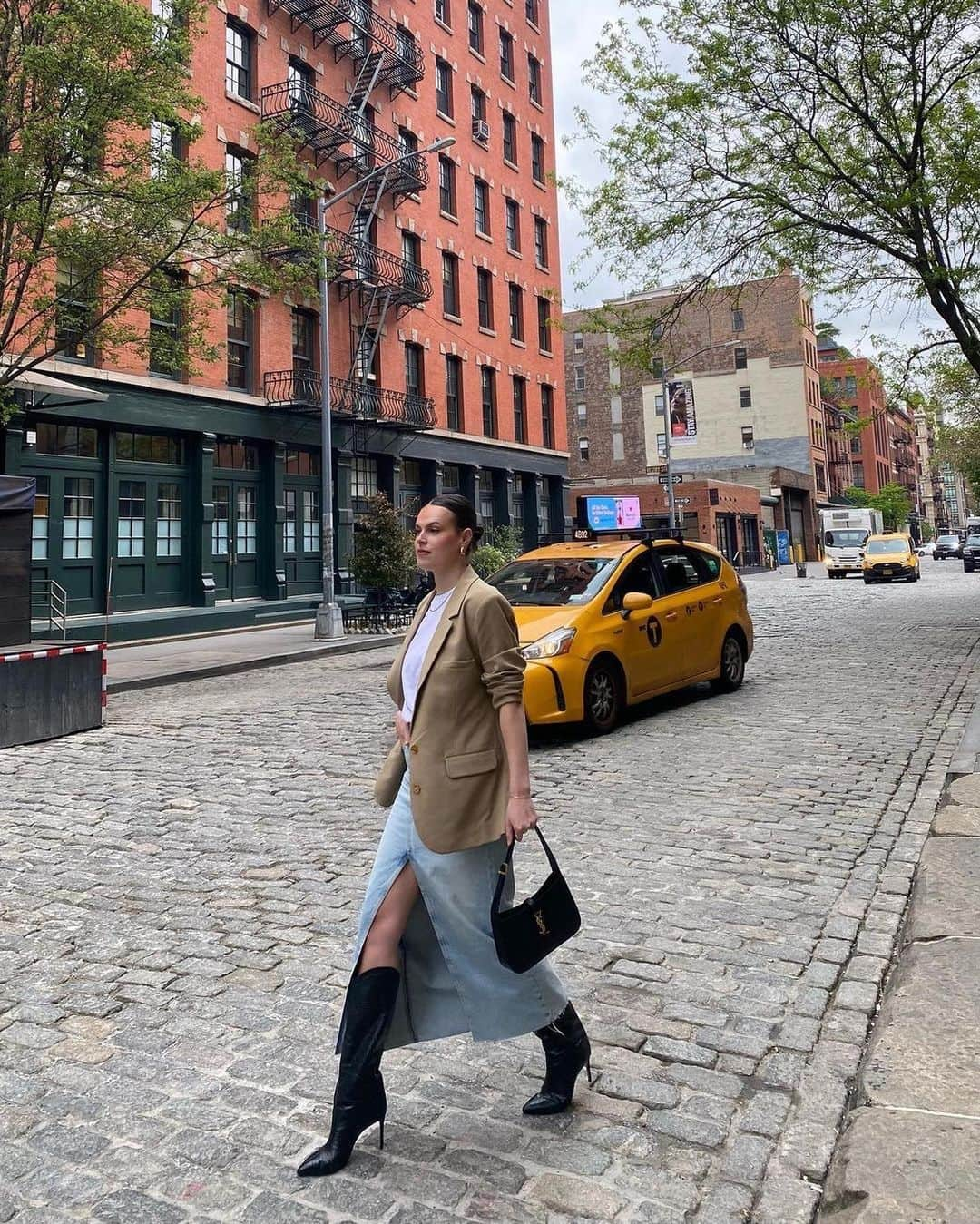 エイミー・ソングさんのインスタグラム写真 - (エイミー・ソングInstagram)「She’s in her city girl era (featuring the Zella blazer).   #revolve #effortlesslychic #chicoutfit #wearthisnext」5月4日 1時28分 - songofstyle