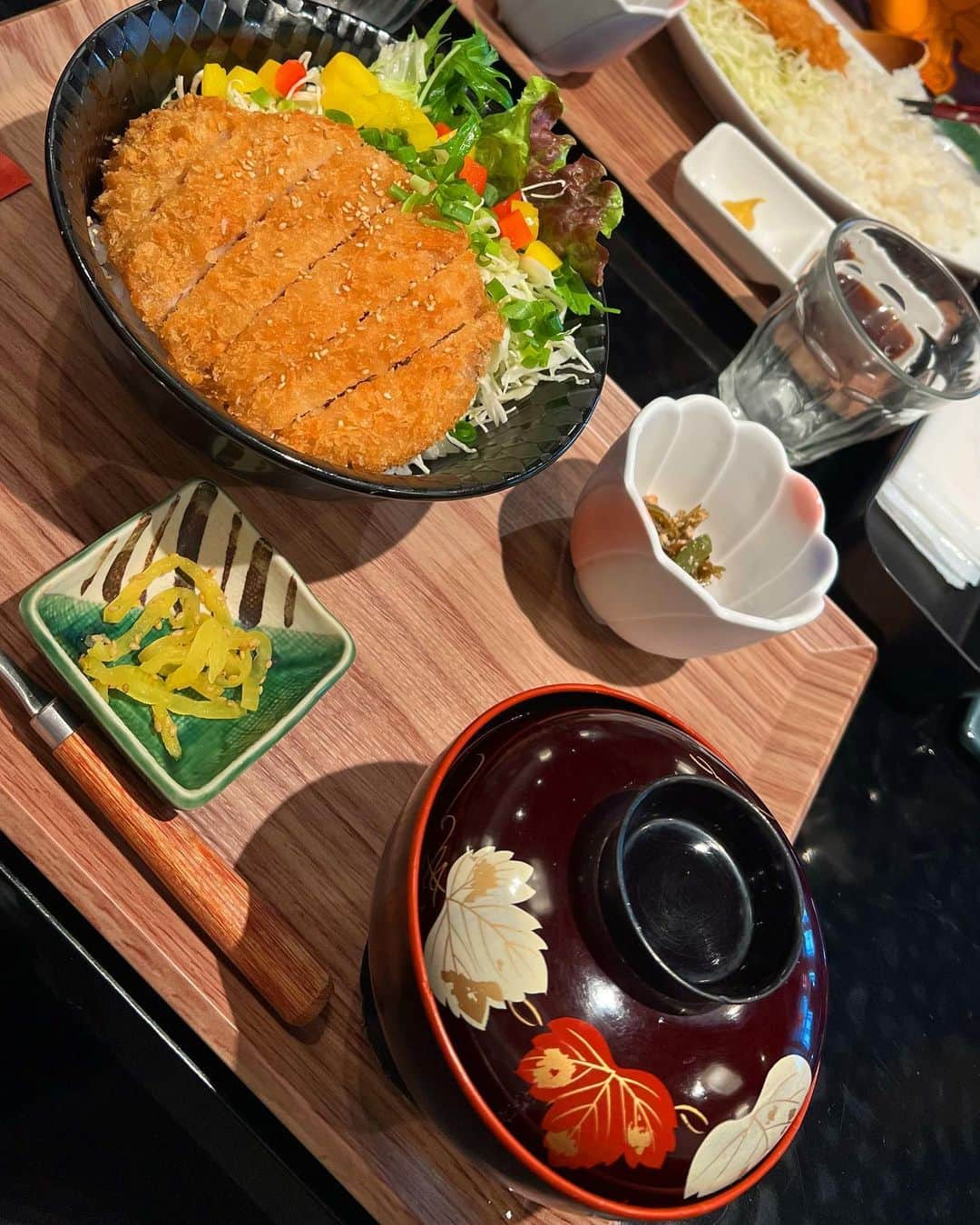 Dutchさんのインスタグラム写真 - (DutchInstagram)「Food has entered the chat😬🤟🏼 when on vacay I only take my protein intake into consideration and wing the rest🤤 let me know which one looks most tasty to you!!!😍  in Japan you have good high protein snacks and ready to go meals, so I stick to those. Making sure it always has some part protein in it.  Besides that i snack, a lot!🤓😂 bc these things are next level  delicious & I ain’t missing out on all the fun of trying it all. Balance is key. I train consistently back home, eat my healthy food, do my movement and one month away won’t undo that☺️ just a gentle reminder to enjoy your food on vacation!❤️ one sugary or “bad” meal won’t make you fat, as well as one super healthy meal won’t make you skinny. Consistency will carry you throughout travel!🙏🏽❤️」5月4日 1時30分 - nochtlii