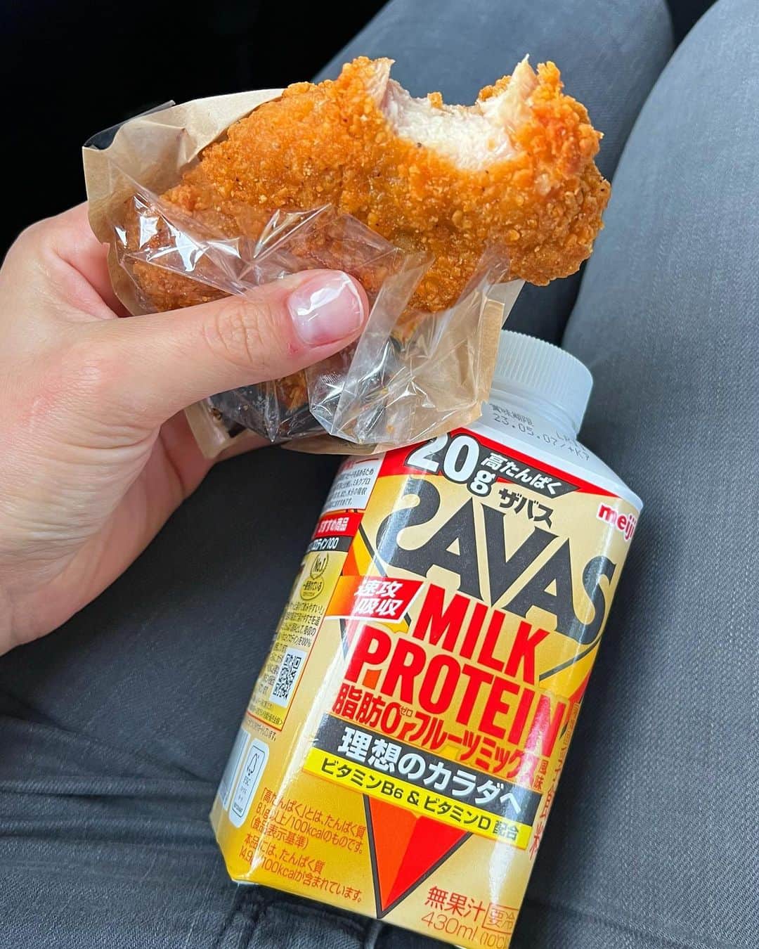Dutchさんのインスタグラム写真 - (DutchInstagram)「Food has entered the chat😬🤟🏼 when on vacay I only take my protein intake into consideration and wing the rest🤤 let me know which one looks most tasty to you!!!😍  in Japan you have good high protein snacks and ready to go meals, so I stick to those. Making sure it always has some part protein in it.  Besides that i snack, a lot!🤓😂 bc these things are next level  delicious & I ain’t missing out on all the fun of trying it all. Balance is key. I train consistently back home, eat my healthy food, do my movement and one month away won’t undo that☺️ just a gentle reminder to enjoy your food on vacation!❤️ one sugary or “bad” meal won’t make you fat, as well as one super healthy meal won’t make you skinny. Consistency will carry you throughout travel!🙏🏽❤️」5月4日 1時30分 - nochtlii