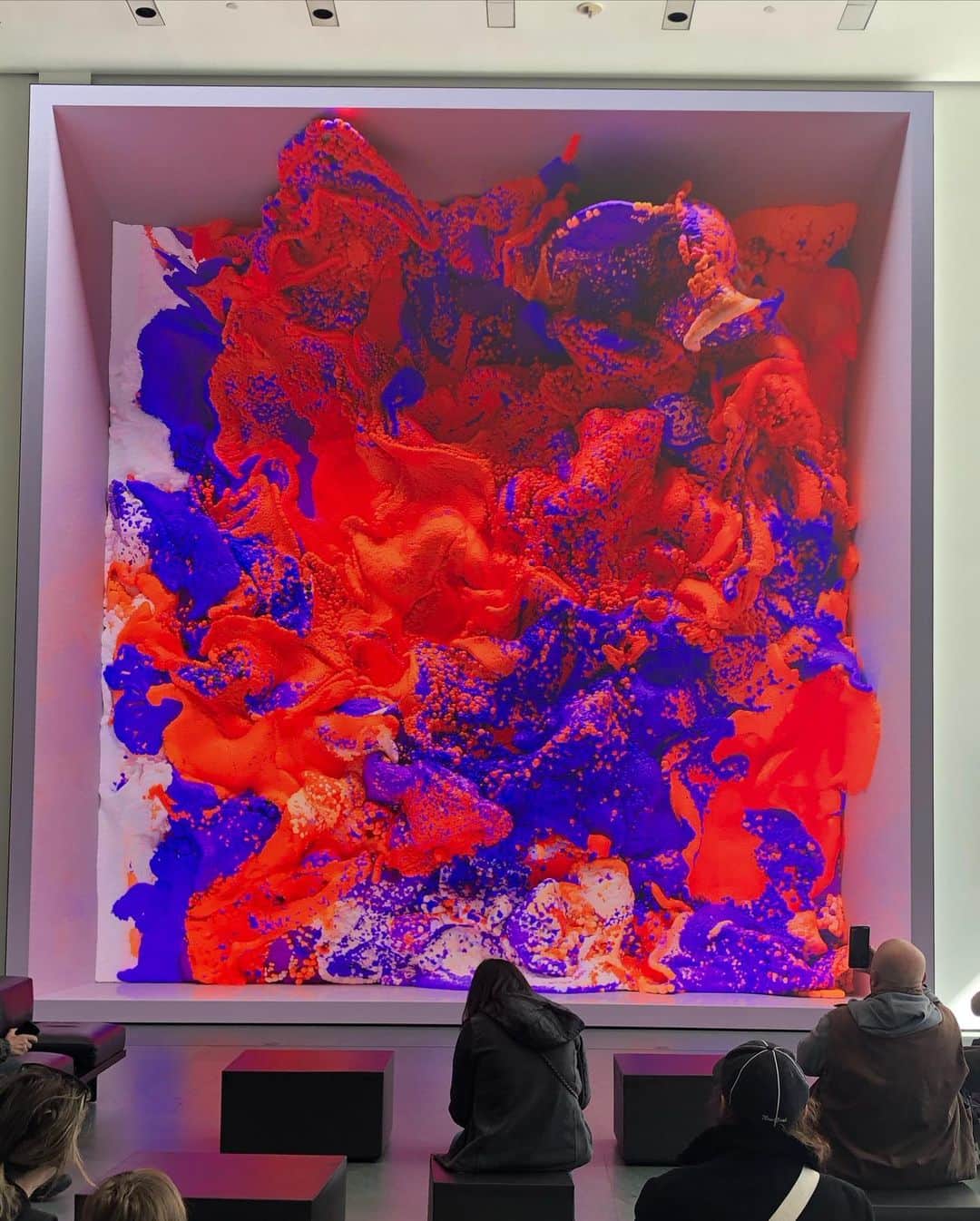 岡田育のインスタグラム：「@refikanadol #refikanadol  @themuseumofmodernart  #museumofmodernart  . I was so impressed this artwork by Refik Anadol. Also enjoyed looking around the audience; human beings who were really interested or not so much in what AI draws.」