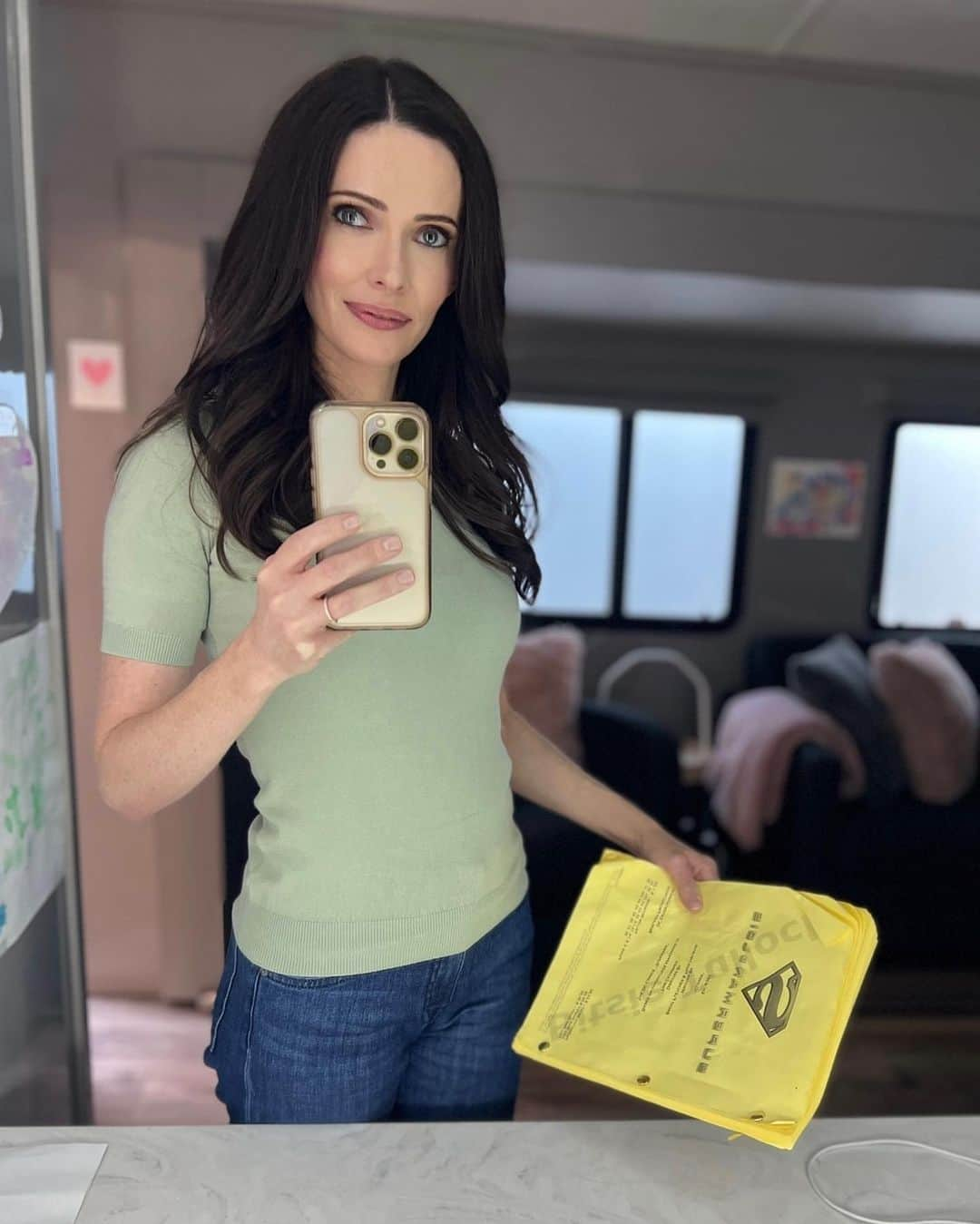 ビッツィー・トゥロックさんのインスタグラム写真 - (ビッツィー・トゥロックInstagram)「Trailer selfies from Season 3 of #supermanandlois.   How is everyone liking this season so far?   ❤️」5月4日 1時42分 - bitsietulloch