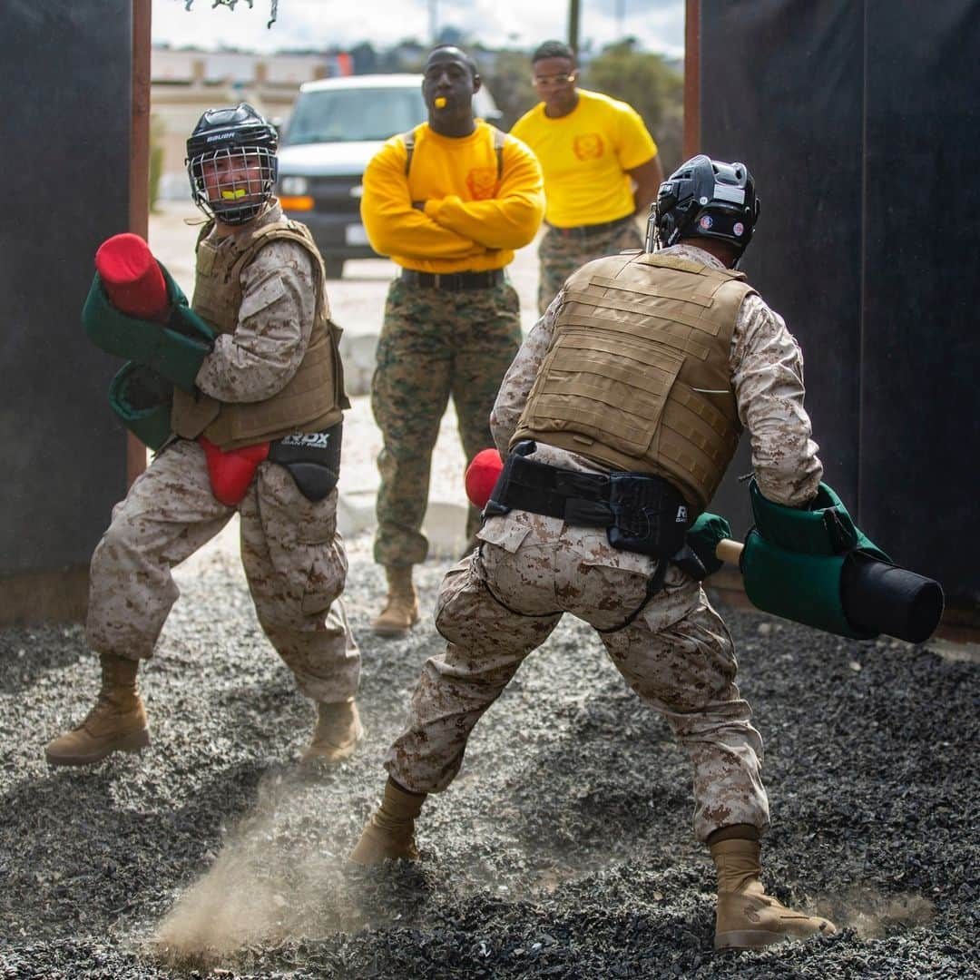 アメリカ海兵隊さんのインスタグラム写真 - (アメリカ海兵隊Instagram)「In The Arena  📍Marine Corps Recruit Depot San Diego (May 2, 2023)  #MarineCorps recruits conduct a pugil sticks event at @mcrdsd.   Recruits executed numerous Marine Corps Martial Arts Program techniques throughout the event to refine their skills and increase endurance.   📷 (U.S. Marine Corps photo by Cpl. Grace J. Kindred)  #USMC #Military #MCMAP」5月4日 1時39分 - marines