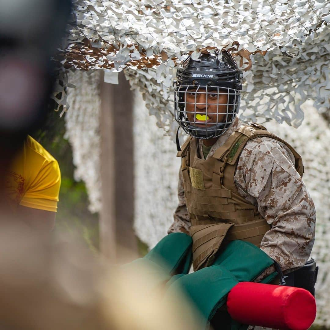 アメリカ海兵隊さんのインスタグラム写真 - (アメリカ海兵隊Instagram)「In The Arena  📍Marine Corps Recruit Depot San Diego (May 2, 2023)  #MarineCorps recruits conduct a pugil sticks event at @mcrdsd.   Recruits executed numerous Marine Corps Martial Arts Program techniques throughout the event to refine their skills and increase endurance.   📷 (U.S. Marine Corps photo by Cpl. Grace J. Kindred)  #USMC #Military #MCMAP」5月4日 1時39分 - marines