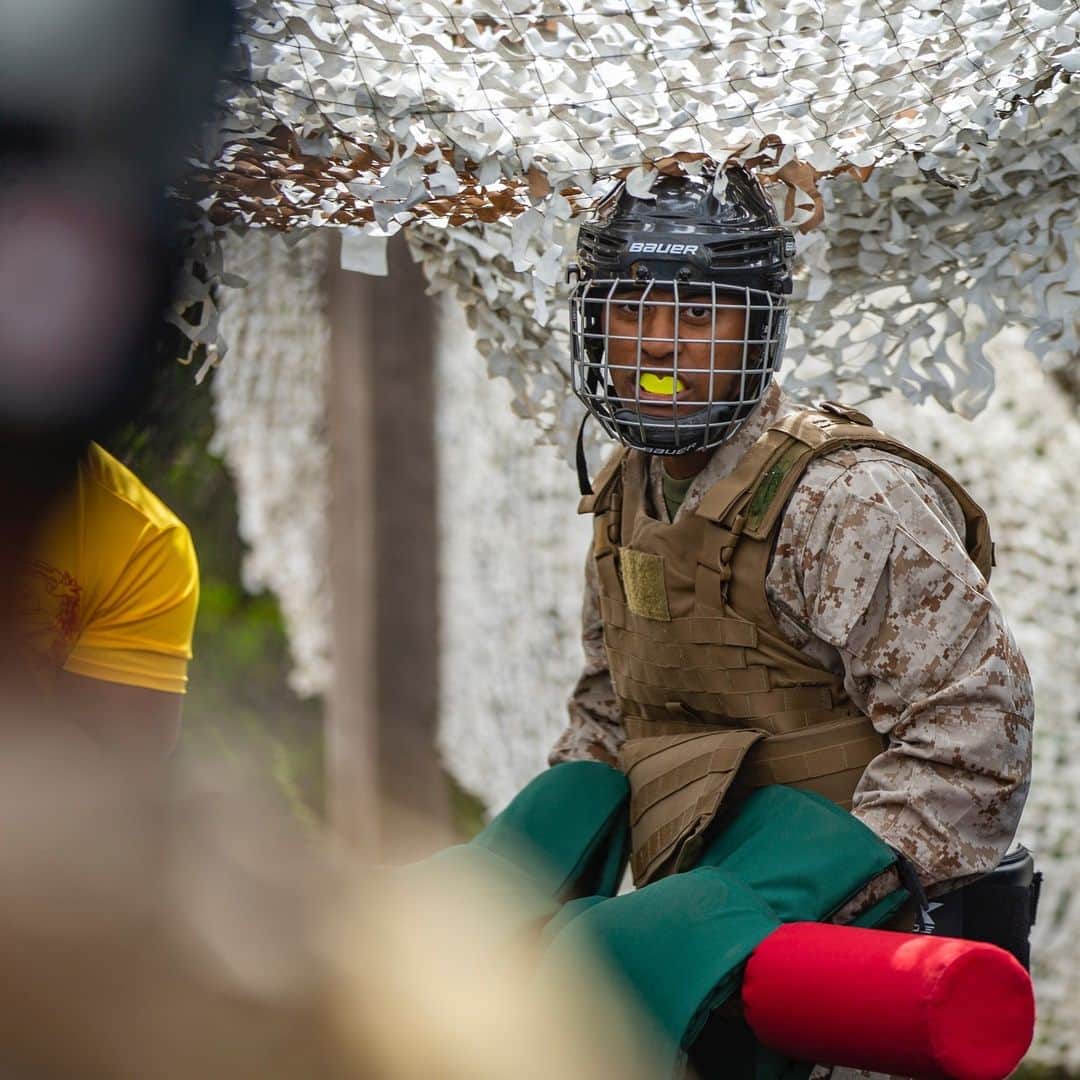アメリカ海兵隊のインスタグラム：「In The Arena  📍Marine Corps Recruit Depot San Diego (May 2, 2023)  #MarineCorps recruits conduct a pugil sticks event at @mcrdsd.   Recruits executed numerous Marine Corps Martial Arts Program techniques throughout the event to refine their skills and increase endurance.   📷 (U.S. Marine Corps photo by Cpl. Grace J. Kindred)  #USMC #Military #MCMAP」