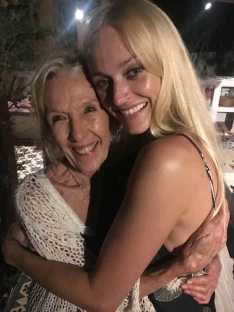 ファーン・コットンのインスタグラム：「Last week we said an unexpected goodbye to our very dear friend Bonny. We are heart broken that we will not see her again. Its impossible to sum up in a few words what Bonny meant to us. She gave us so much love, laughter, incredible stories and comfort.  Bonny was one of @jessejameswood late mums great friends from the 70's. She has been in Jesse's life since he was born. I was lucky enough to have a full and wonderful friendship with Bonny for 12 years.  There are so many things I will miss about Bonny. Sitting and listening to her stories over a mojito in the sun, her deep, velvety voice leaving me beautiful voice notes, her strong hugs.  You can even tell from these photos how special she was. There was always a mischievous twinkle in her eye and the warmest smile no matter what.  As well as honouring Bonny here I want to point out how important it is to have intergenerational frindships. They give you new persectives and angles to view life. Im so grateful to have had Bonny's friendship.  Love to Bonnys son and daughter Ben and Blu and to everyone who loved Bonny.  I know wherever she is now she'll be spreading her magic 🙏」
