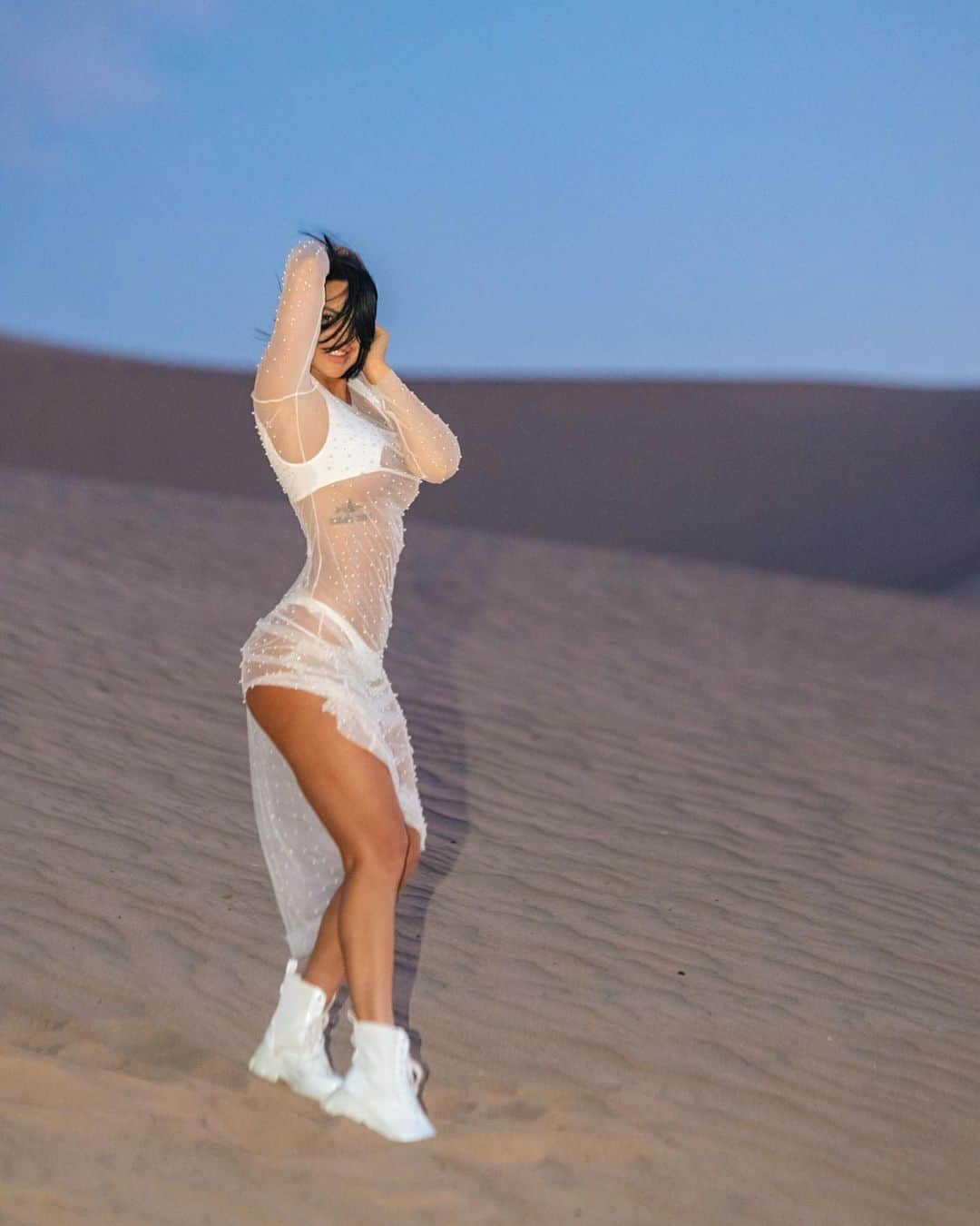 Julia Gilasのインスタグラム：「Go where you feel most alive. #desert #dunes #buttercupdunes」