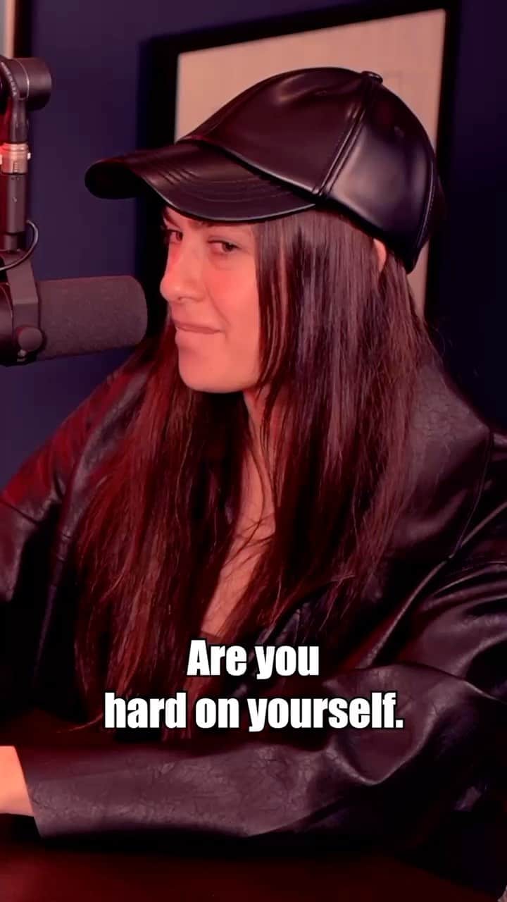 ジョエル・マッデンのインスタグラム：「This week on ARTIST FRIENDLY I got to hang with my friend @leah and we had a great time talking music and life, and how she’s way to hard on herself like inthink most of us are. Good reminder to be easy on each other!!🤘✨❤️ Big respect for this Girl!Check it out!!🙏🤘✨」