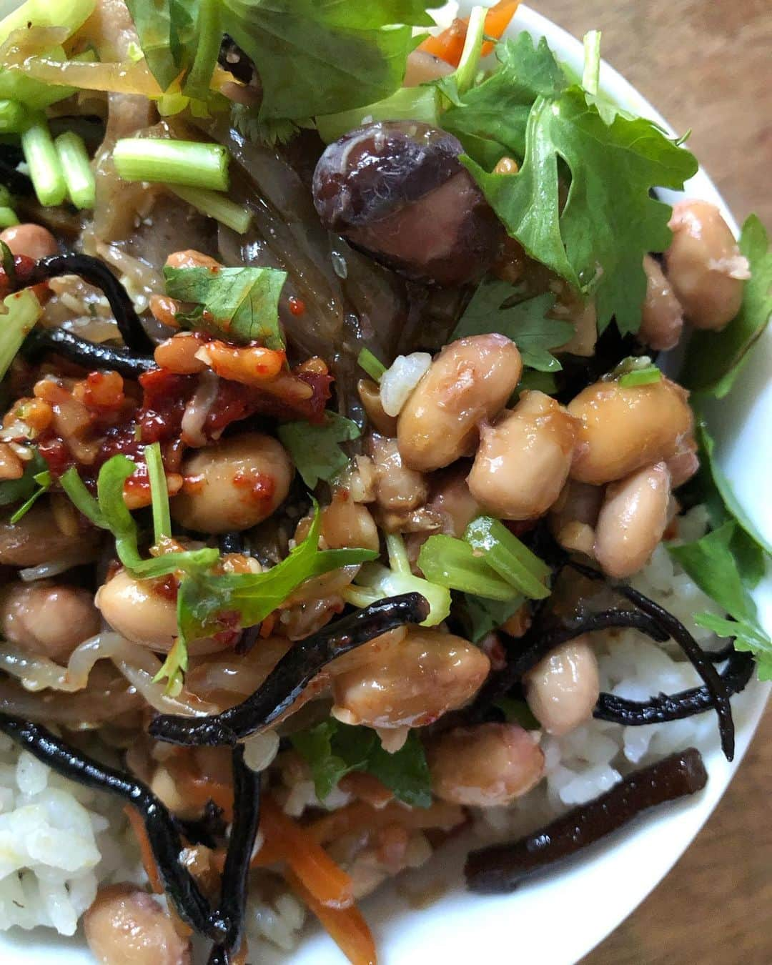 日登美のインスタグラム：「Obsessed❤️my superfood❤️ Homemade Natto, Hijiki( with lotus, Shirataki, onion,carrot), Homemade shoyu Koji and gochujang, coriander, hempseed, flaxseed oil.  #veganfood #homemade #fermentation #asianfood   こういうご飯で一生、生きていけるといつも思う🙏」