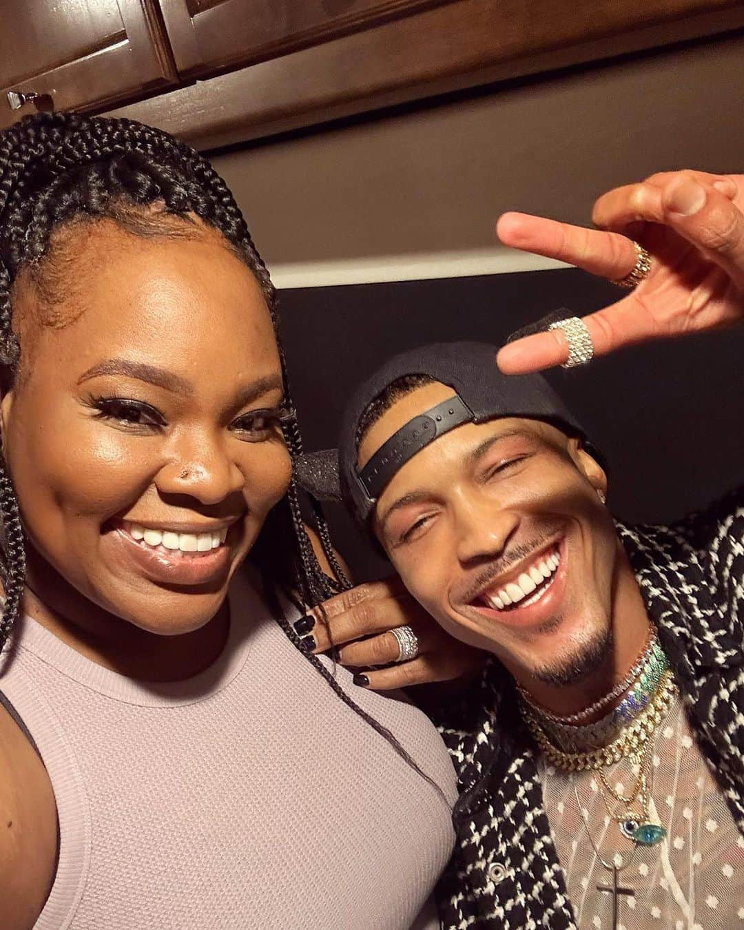 August Alsinaさんのインスタグラム写真 - (August AlsinaInstagram)「This is a Tasha Cobbs Lenoard & Kenny Lenoard STAN account! 😀  @tashacobbsleonard   Always a joy to see you walking in love & purpose.  Seeing you both on Mommy & Daddy duties in between breaks from the stage, Kenny & the lil man cheering mommy on from the audience as she SANGS the house down in between time.. then Kenny running to check on wife in between breaks. Just YES to the love & light that y’all possess bro. I love u forever❤️‍🩹」5月4日 2時19分 - augustalsina