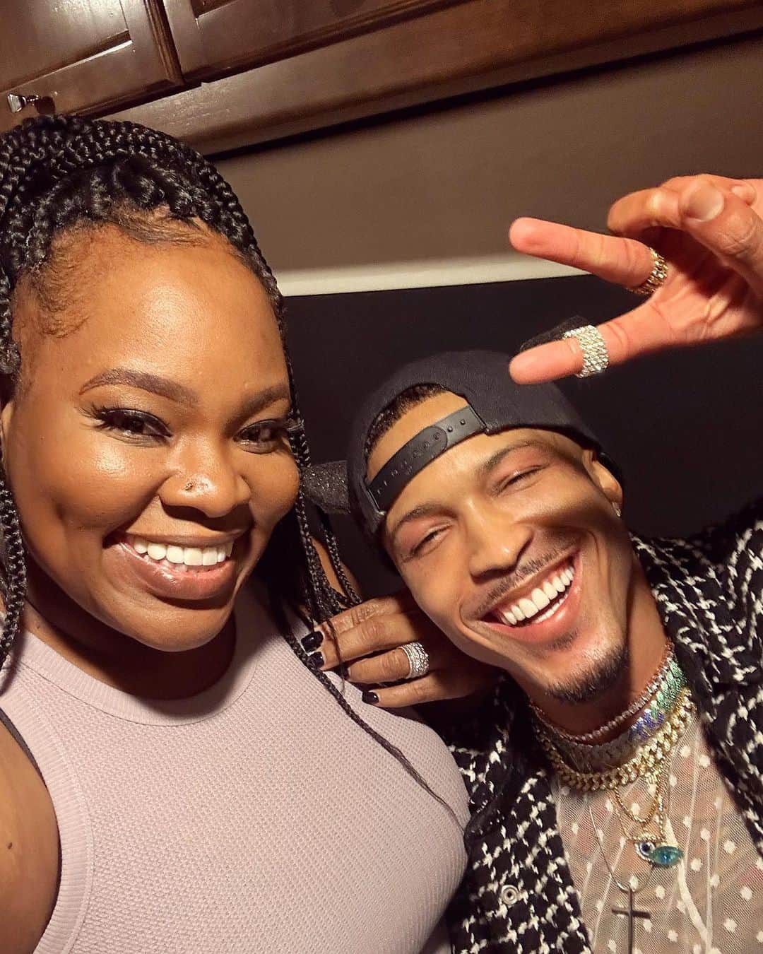 August Alsinaのインスタグラム：「This is a Tasha Cobbs Lenoard & Kenny Lenoard STAN account! 😀  @tashacobbsleonard   Always a joy to see you walking in love & purpose.  Seeing you both on Mommy & Daddy duties in between breaks from the stage, Kenny & the lil man cheering mommy on from the audience as she SANGS the house down in between time.. then Kenny running to check on wife in between breaks. Just YES to the love & light that y’all possess bro. I love u forever❤️‍🩹」