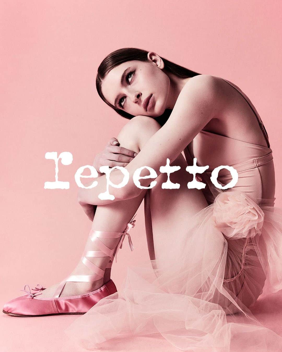 Repettoのインスタグラム：「The Sweet Twist  Meet the Sophia, the city ballerinas.   Available on may 4th at www.repetto.com  The Sweet Twist  Sophia, la ballerine de ville.   Rendez-vous le 4 mai sur www.repetto.com pour découvrir notre collection capsule emprunte de couleur et de douceur.  Photo: @khaksariarash   #RepettoSophia #RepettoSS23  #SS23」