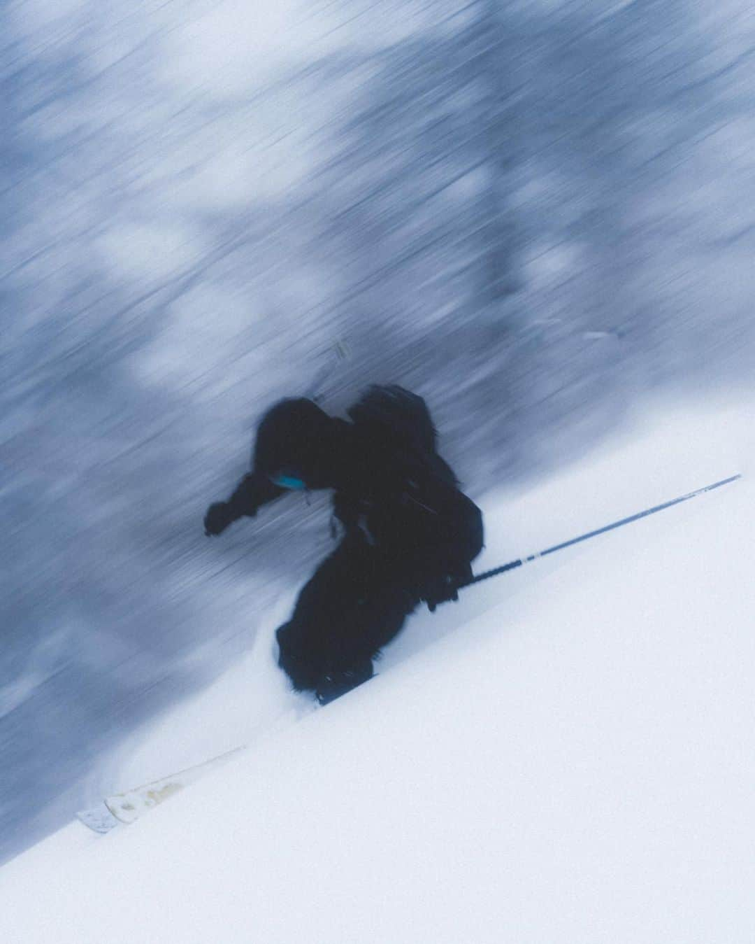 アークテリクスさんのインスタグラム写真 - (アークテリクスInstagram)「Professional freeride skier, @maudebesse lives to be immersed in nature. Charging down mountain faces around the world is one of her favourite ways to get into it. Her deep connection to nature came from growing up on an organic farm in beautiful Val De Bagnes, Switzerland, and the majestic forest surrounding it. No matter how far away skiing, drawing, or traveling takes her, Maude knows that “Every time I arrive back home I reconnect very easily with everything, just because of nature.”  Get Close-Up with skier, illustrator, nature lover, and Arc'teryx athlete Maude Besse. Link in bio/story.  🎥: @elflamingofilms / 📸: @carlos__blanchard #arcteryx」5月4日 2時34分 - arcteryx