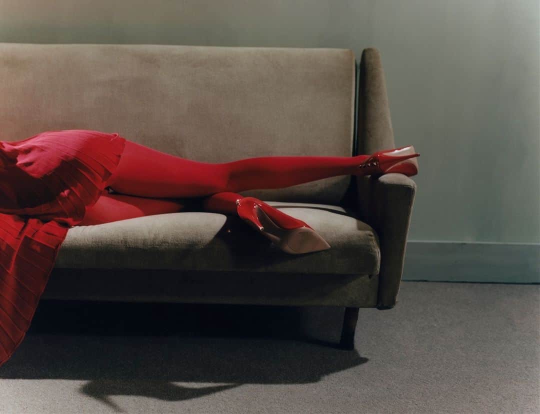 AnOther Magazineのインスタグラム：「Code red ❤️⁠ ⁠ See the @maisonvalentino Spring/Summer 2023 story featured in the new issue of AnOther Magazine at the link in bio 📲⁠ ⁠ Photography by @trinityellis ⁠ Styling by @jordanduddy ⁠ Editor-in-chief @susannahfrankel ⁠ Creative direction by @sarahemmingstudio⁠ Hair by @michael.delmas ⁠ Make-up by @melartermakeup ⁠ Casting by @ben_grimes_casting ⁠ Set design by @sean_thomson_ ⁠ Production by @mapltd⁠ Model @lunapassoss」