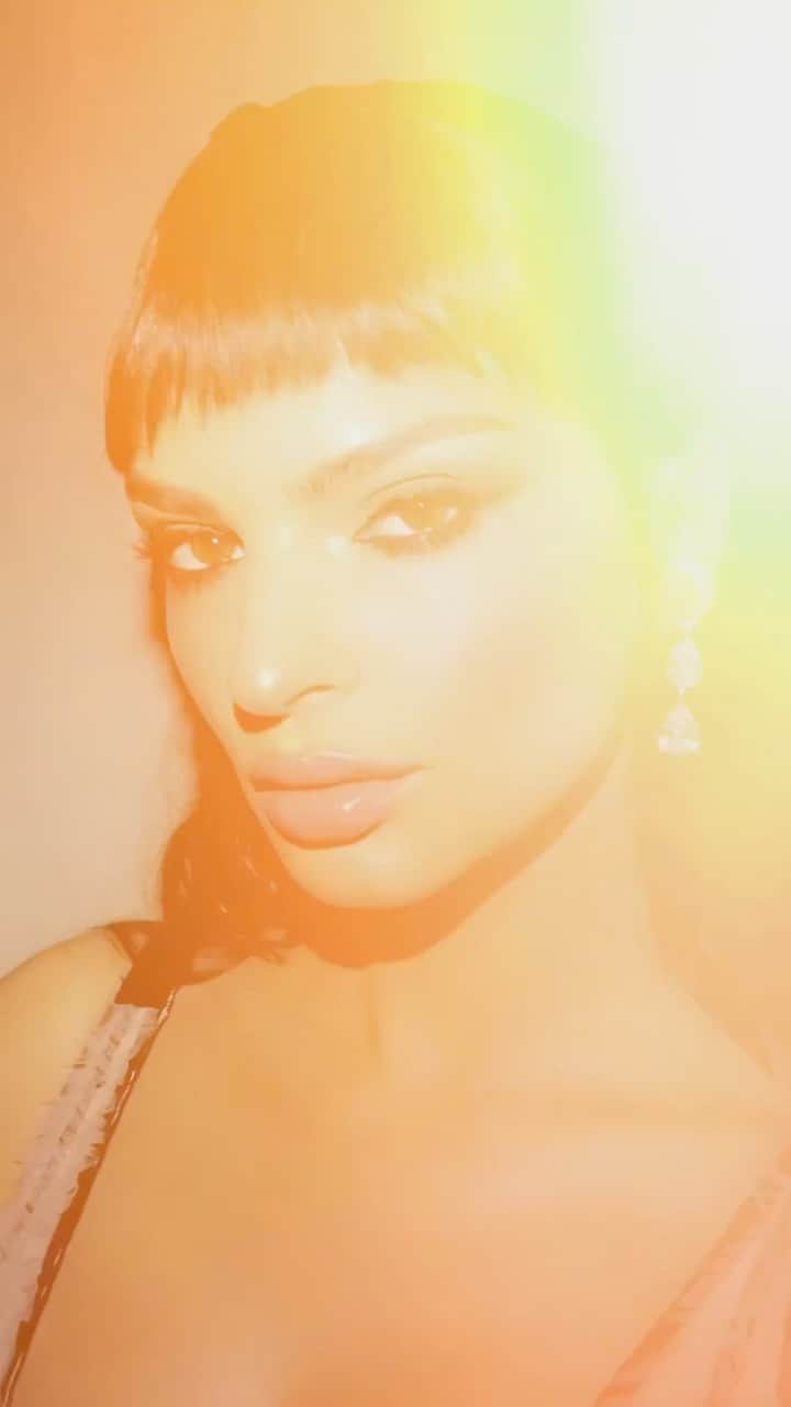 エミリー・ラタコウスキーのインスタグラム：「For my ultimate #MetGala Glow @patmcgrathreal Divine Bronzer in ‘Bronze Dawn.’ #ad」