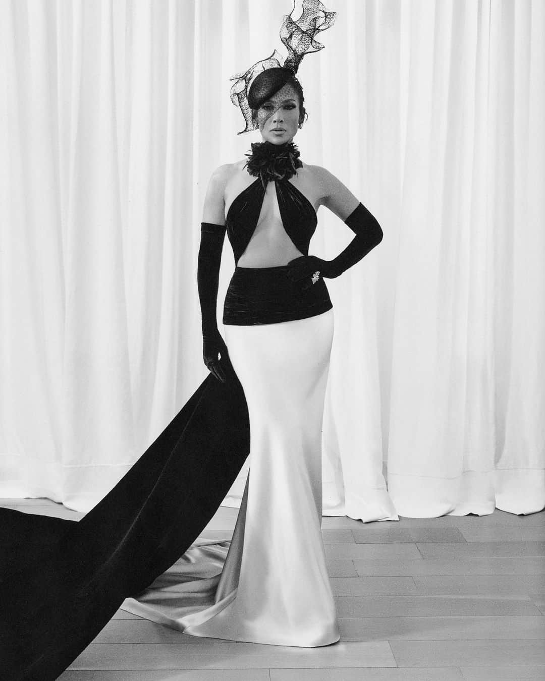 Polo Ralph Laurenさんのインスタグラム写真 - (Polo Ralph LaurenInstagram)「#JenniferLopez is photographed moments before her #MetGala arrival, wearing a sculptural silk velvet halter gown with a silk satin skirt, finished with evening gloves, #RLCollection’s 40th-anniversary cap by Philip Treacy, and an opulent silk organza flower.  #JLo #RalphLauren #PoloRalphLauren」5月4日 2時50分 - poloralphlauren