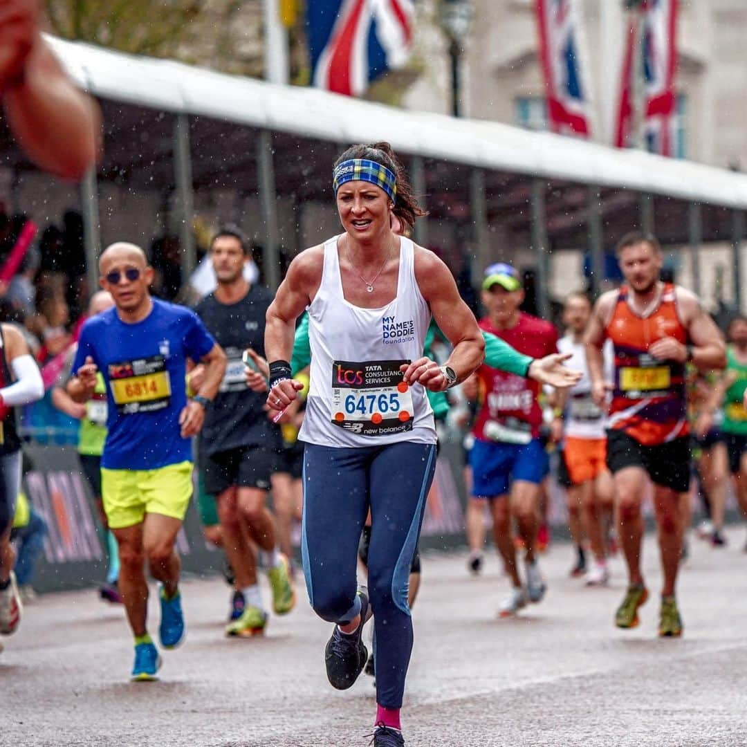 イブ・ミュアヘッドのインスタグラム：「After some time to reflect on what was a very tough but incredible experience, I want to say a massive THANK YOU to everyone for their support in the lead up, and during the London Marathon 🥰 Especially a massive THANK YOU to everyone who very kindly donated to @myname5doddie charity in which I raised just shy of £6000 🙏🏻 🤍 @londonmarathon 🏃🏼‍♀️」