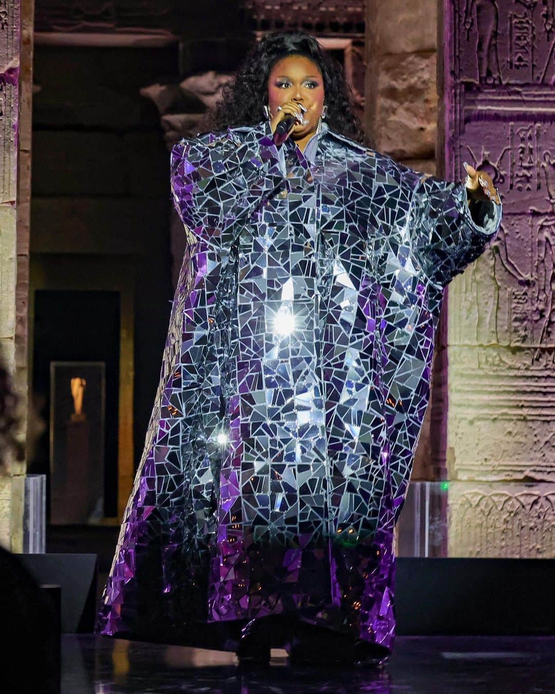 Fendiさんのインスタグラム写真 - (FendiInstagram)「Lizzo wore Fendi Couture to perform at The 2023 Met Gala. Made for her by the Fendi Atelier, the cape was crafted with hundreds of three-dimensional silver mirrors.   #ALineOfBeauty #MetGala #FendiCouture #Fendi @metmuseum @metcostumeinstitute @lizzobeeating   Artistic Director of Couture and Womenswear: @mrkimjones  Artistic Director of Accessories and Menswear: @silviaventurinifendi  Artistic Director of Jewelry: @delfinadelettrez」5月4日 3時00分 - fendi