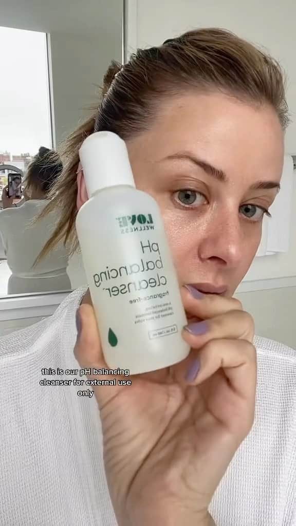 ロー・ボスワースのインスタグラム：「AM Skincare Routine Product List:  Step 1 @cerave Hydrating Cream to Foam Cleanser, $19.99  Step 2 @lovewellness pH Balancing Cleanser for vulva/bikini area, $14.99  Step 3 @lovewellness Comfy Cream daily vulva moisturizer, $14.99  Step 4+5 @youthtothepeople Vitamin C+Caffeine serum and Triple Peptide Cactus Oasis Serum, $69/$54  Step 6 Egyptian Magic, $18.99  Step 7 @neogen_us Airy Sunscreen, $32  Step 8 @koparibeauty Sun Shield Body Glow, $39  ✨ not sponsored ✨」