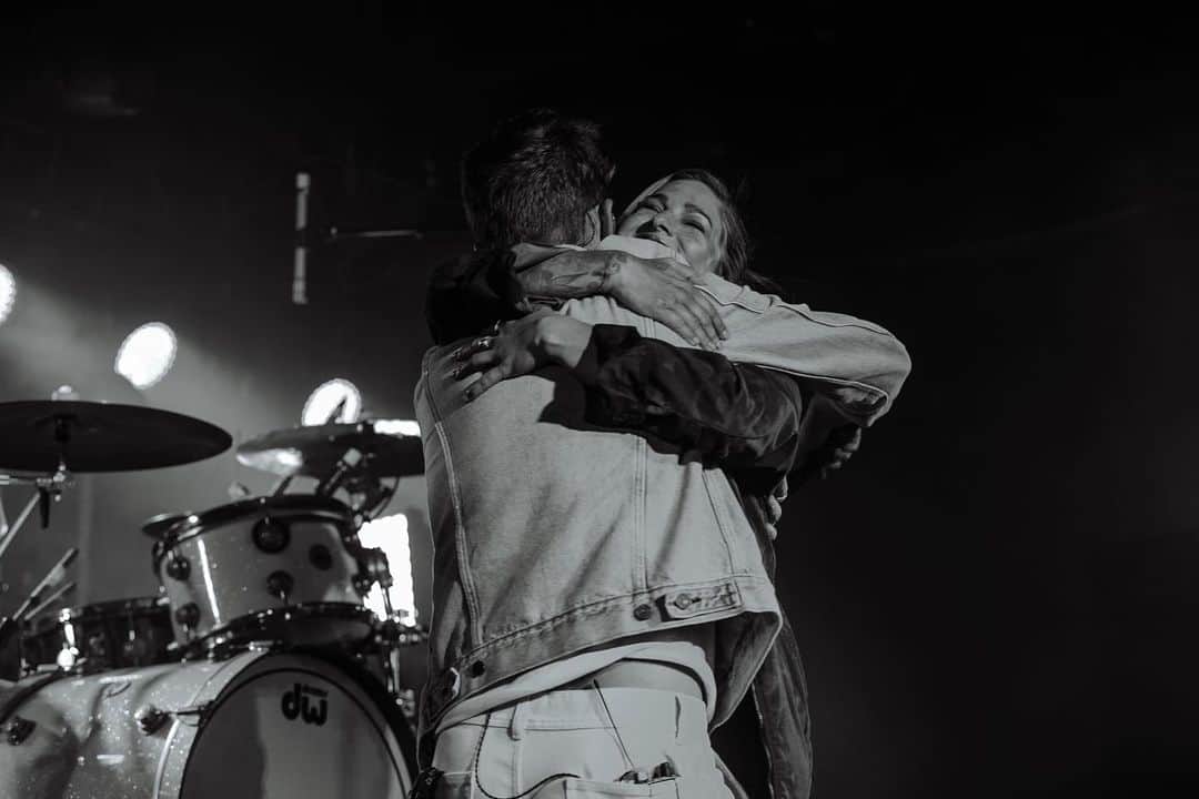 キャサディー・ポープのインスタグラム：「What a comeback. Congrats on an awesome tour @thesummerset and thank you for having me. Last slide is @tayloracornmusic nailing the song we wrote together. So proud of my friends 😭」