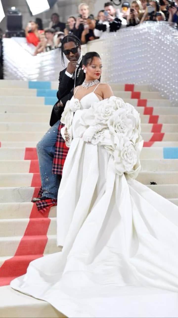 レイチェル・ゾーのインスタグラム：「Sharing some favorite moments from #METgala paying homage to the king and my fashion hero @karllagerfeld 🤍🖤🤍🖤 @chanelofficial Who was your favorite?? 👇」