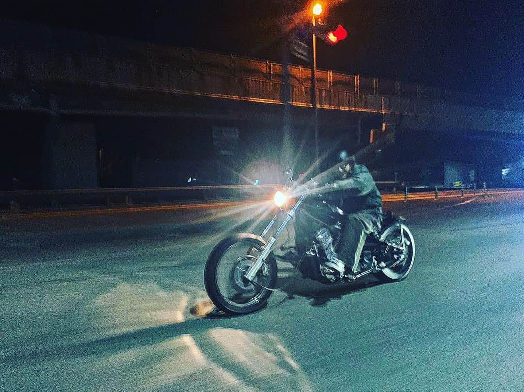 宇陀先輩のインスタグラム：「久しぶりにバイク乗ったけどやっぱバイクはいいね👍 この時期のバイク最高すぎる！！是非誰かツーリングでも！ #めちゃくちゃ映えてる #撮影者 #ブタ恋の #女将」