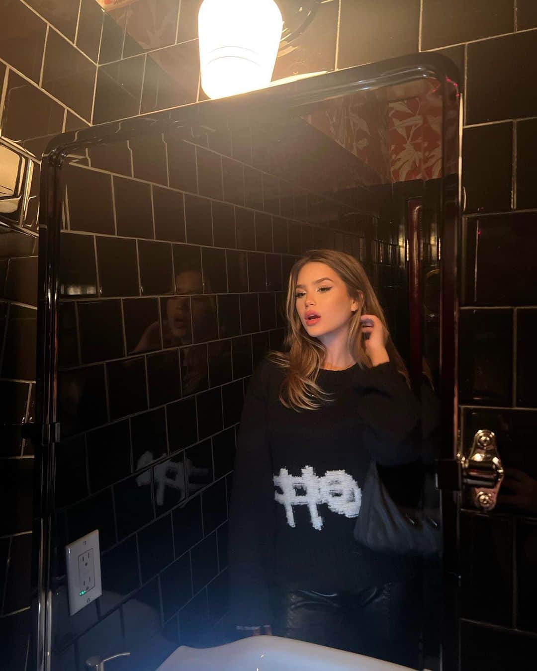 カイラ・ケンディのインスタグラム：「going out to socialize < going out to chill in the girls bathroom😽😽」