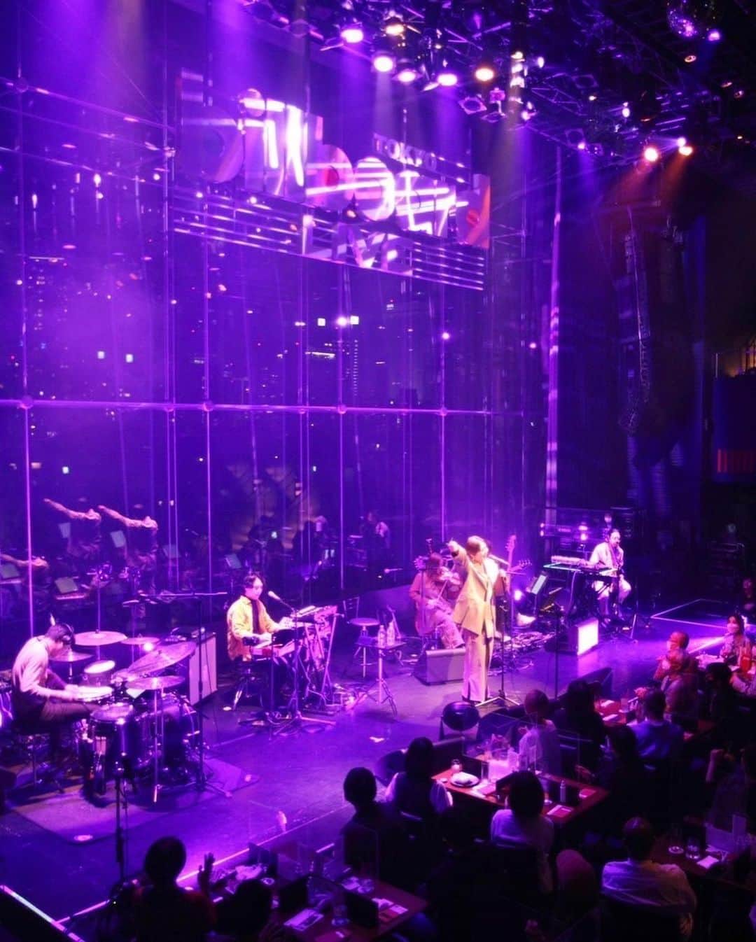土岐麻子さんのインスタグラム写真 - (土岐麻子Instagram)「『土岐麻子 Toki Asako Special Live “Break Out, Sing Out！”』ツアー終了！ 感謝の気持ちで胸いっぱいです。  原曲を大切にしつつ楽しさと刺激のあるアレンジにしてくれたコニー監督、そして公演ごとにどんどん和と差と積が巧みになっていく素晴らしかったメンバーとは、今後もまたきっと…！  配信は引き続き🍮🍷GWのおともに ▼東京公演2nd配信チケット(～5/10) eplus.jp/tokiasako-st/」5月4日 3時11分 - tokiasako